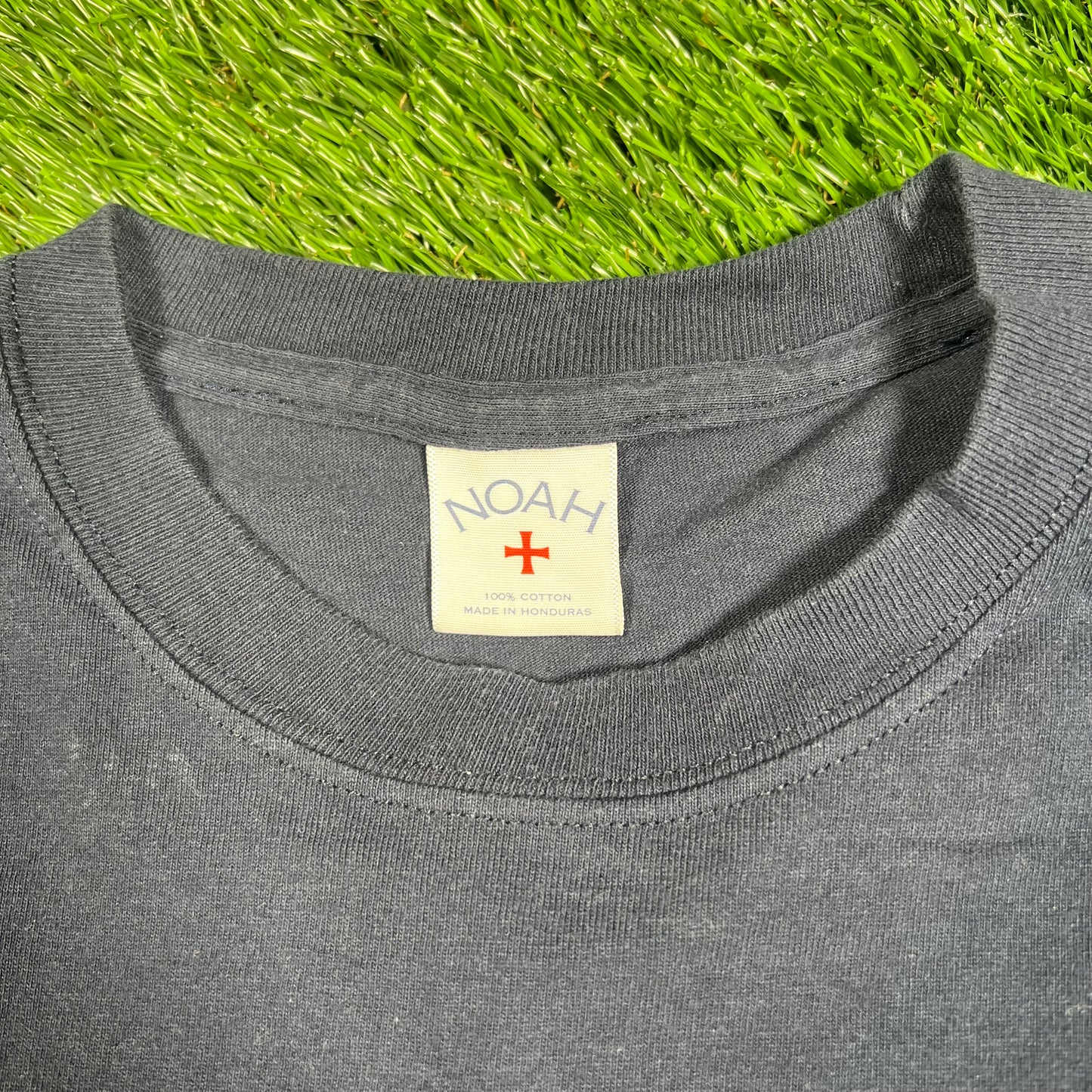 Noah Navy Winged Foot Longsleeve Size Medium USED x15818