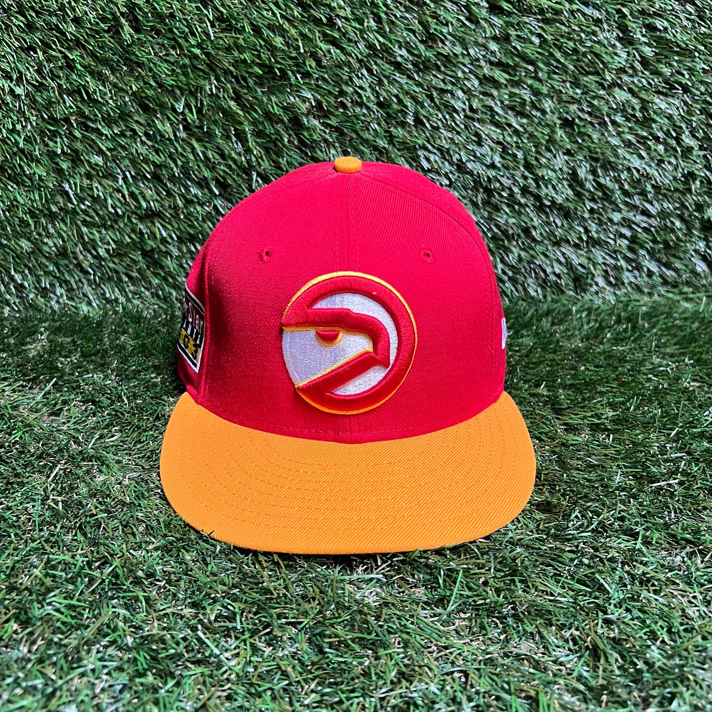 New Era Atlanta Hawks Red/Yellow Logo Red Hat Size 7 1/2 USED v16003