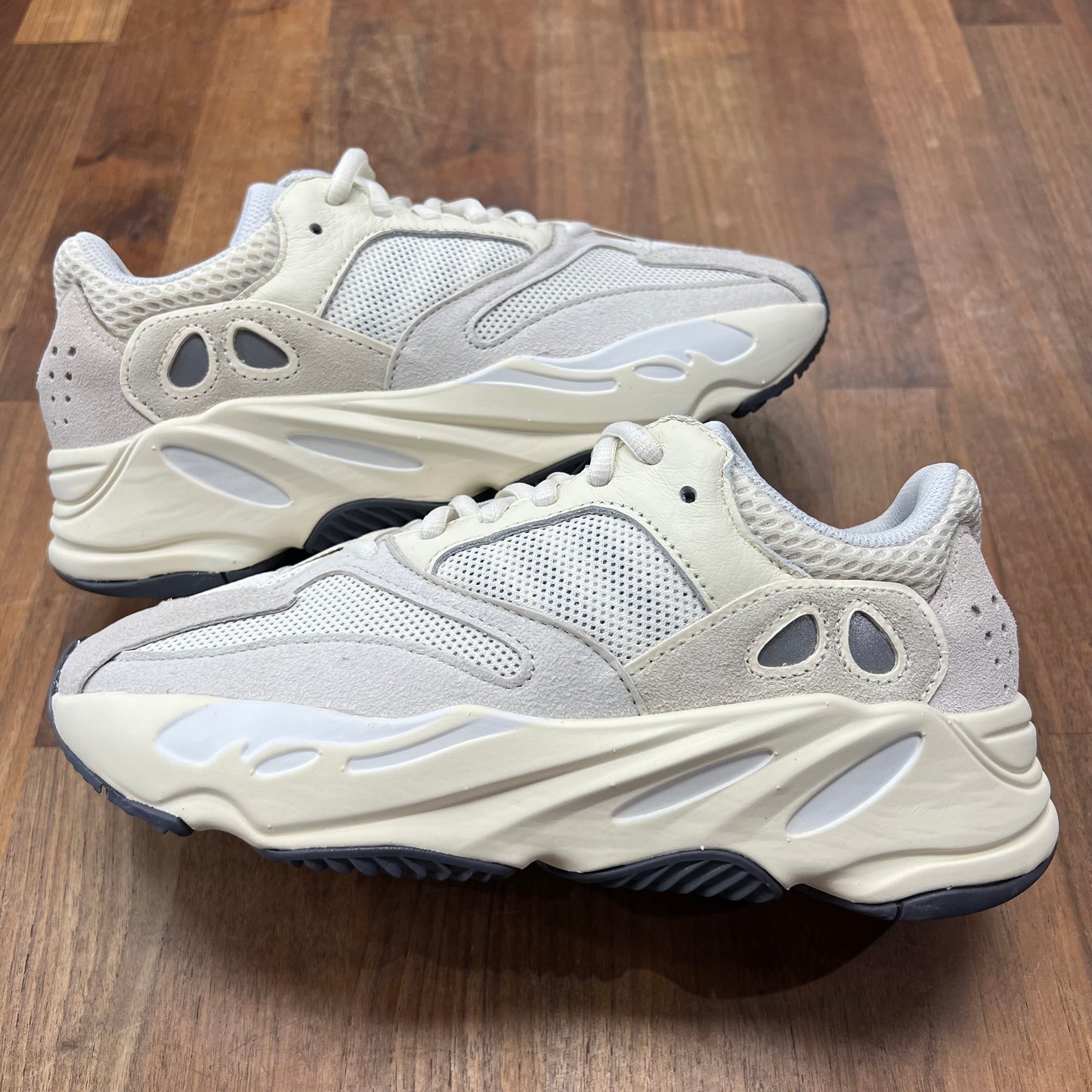 Yeezy 700 Analog Size 5.5 NEW s17350
