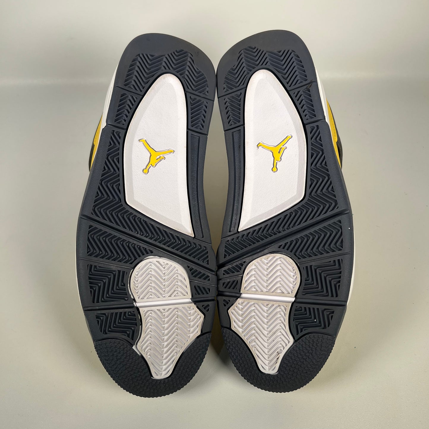 Jordan 4 Lightning (2021) Size 9 USED s17845