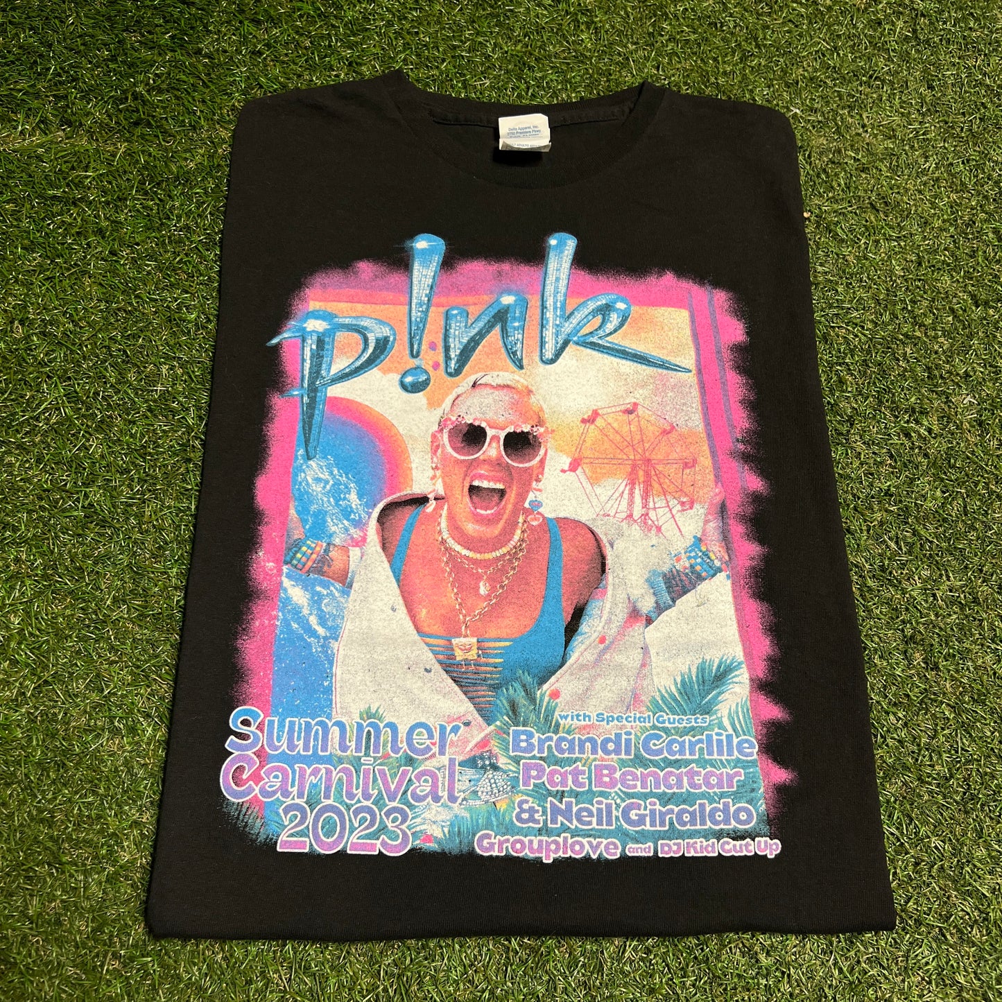 2023 Pink Summer Carnival Tour Black Tee Size Large USED v16471