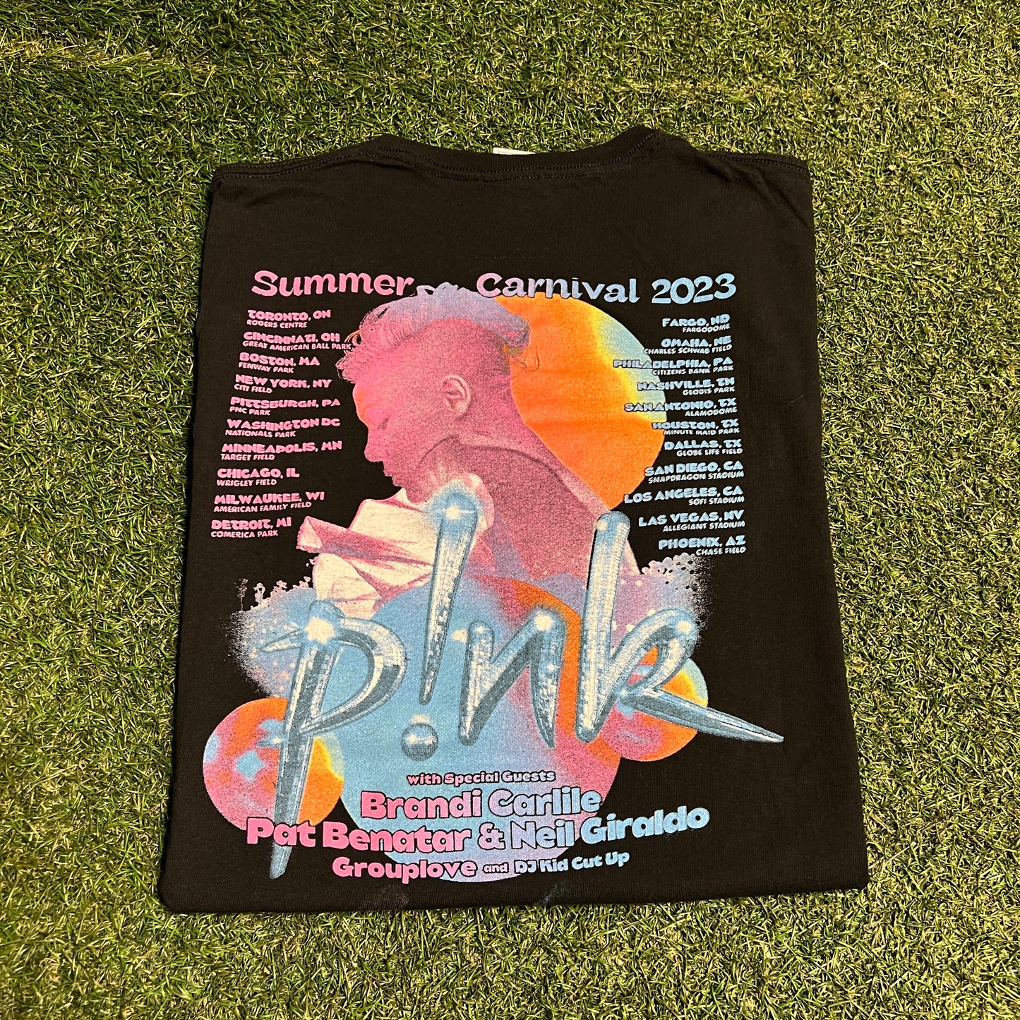 2023 Pink Summer Carnival Tour Black Tee Size Large USED v16471