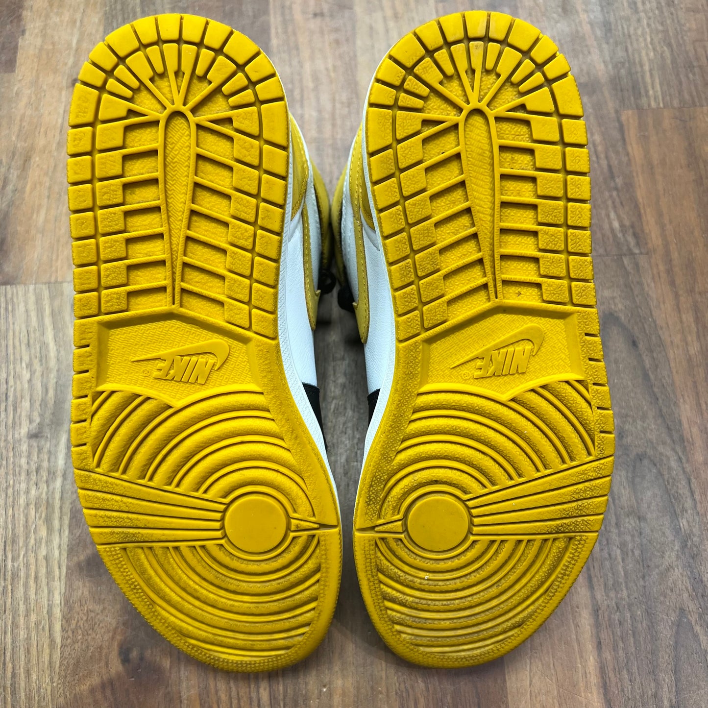 Jordan 1 Yellow Ochre (2018) Size 8.5 USED s16699