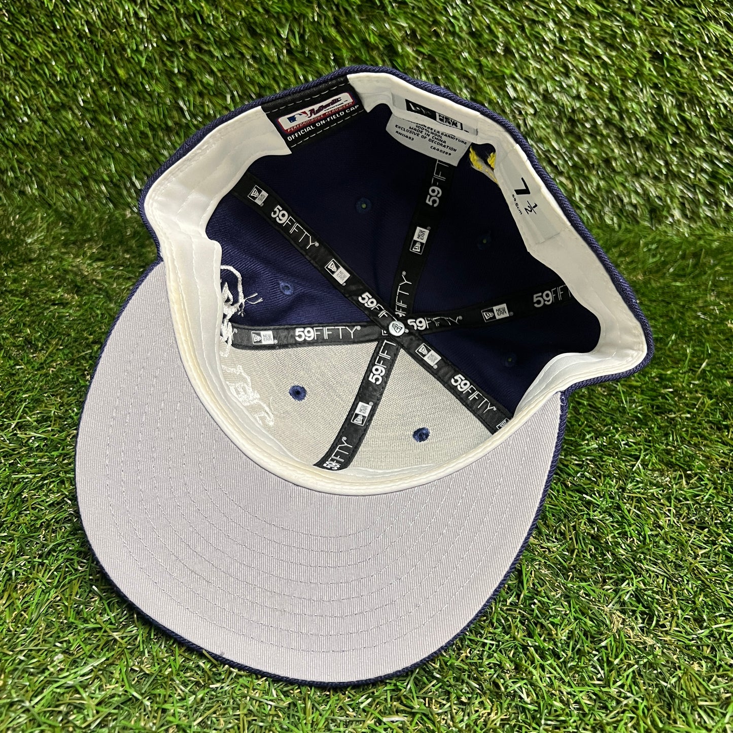 New Era Milwaukee Brewers Whie Logo Navy Blue Hat Size 7 1/2 USED v16007