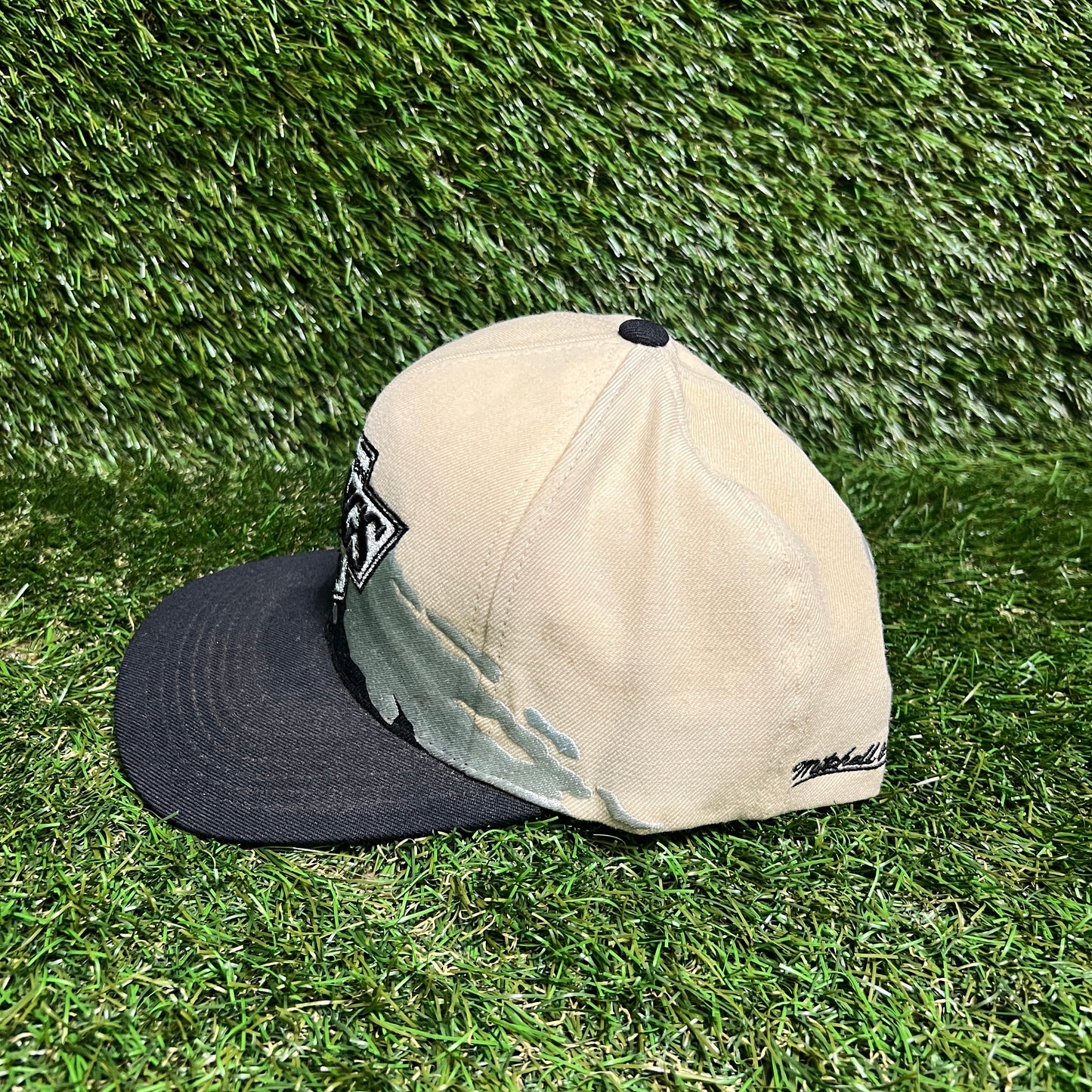 Mitchell & Ness Los Angeles Kings Cream Hat One Size USED v15994