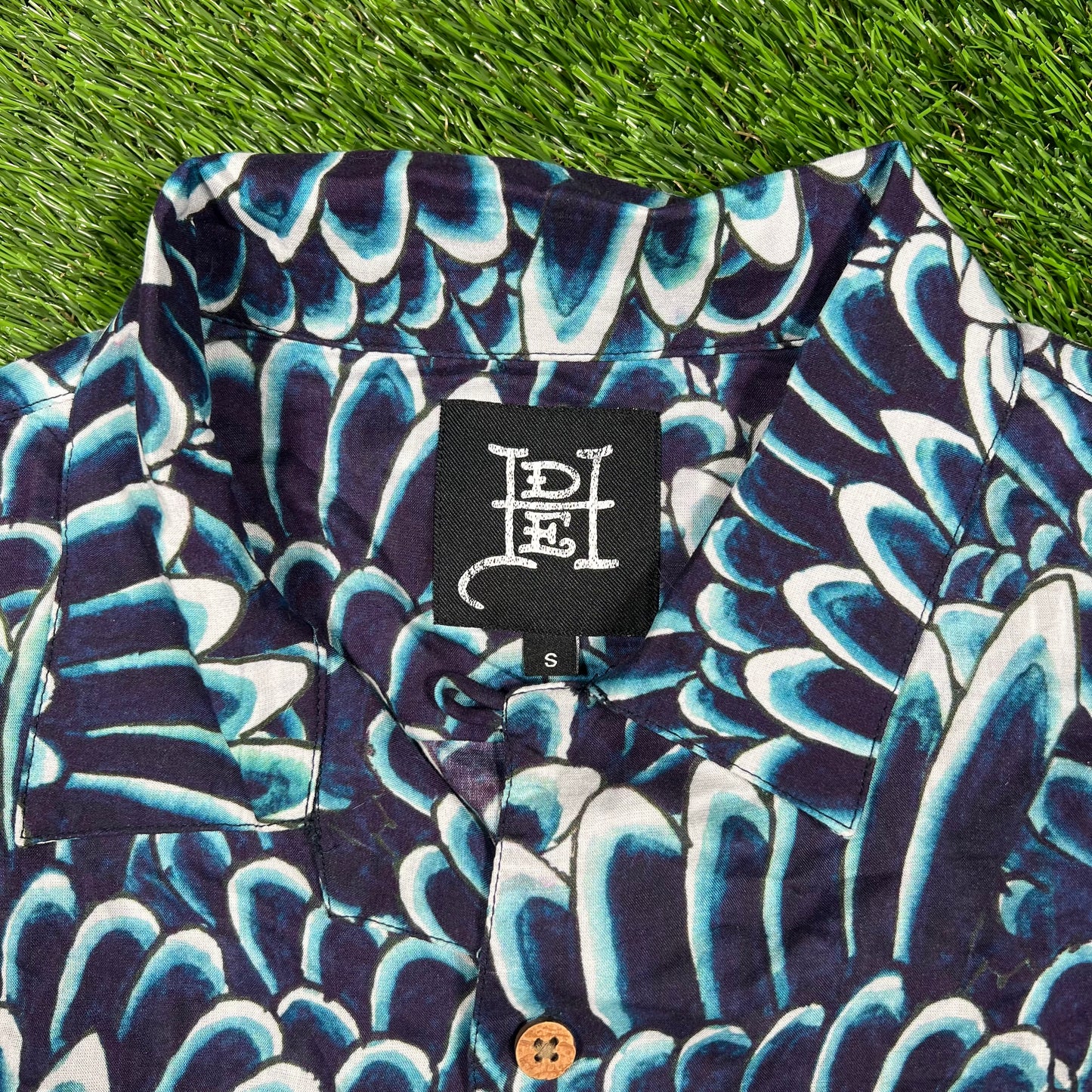 Ed Hardy Feather AOP Short Sleeve Button Down Size Small USED v17450