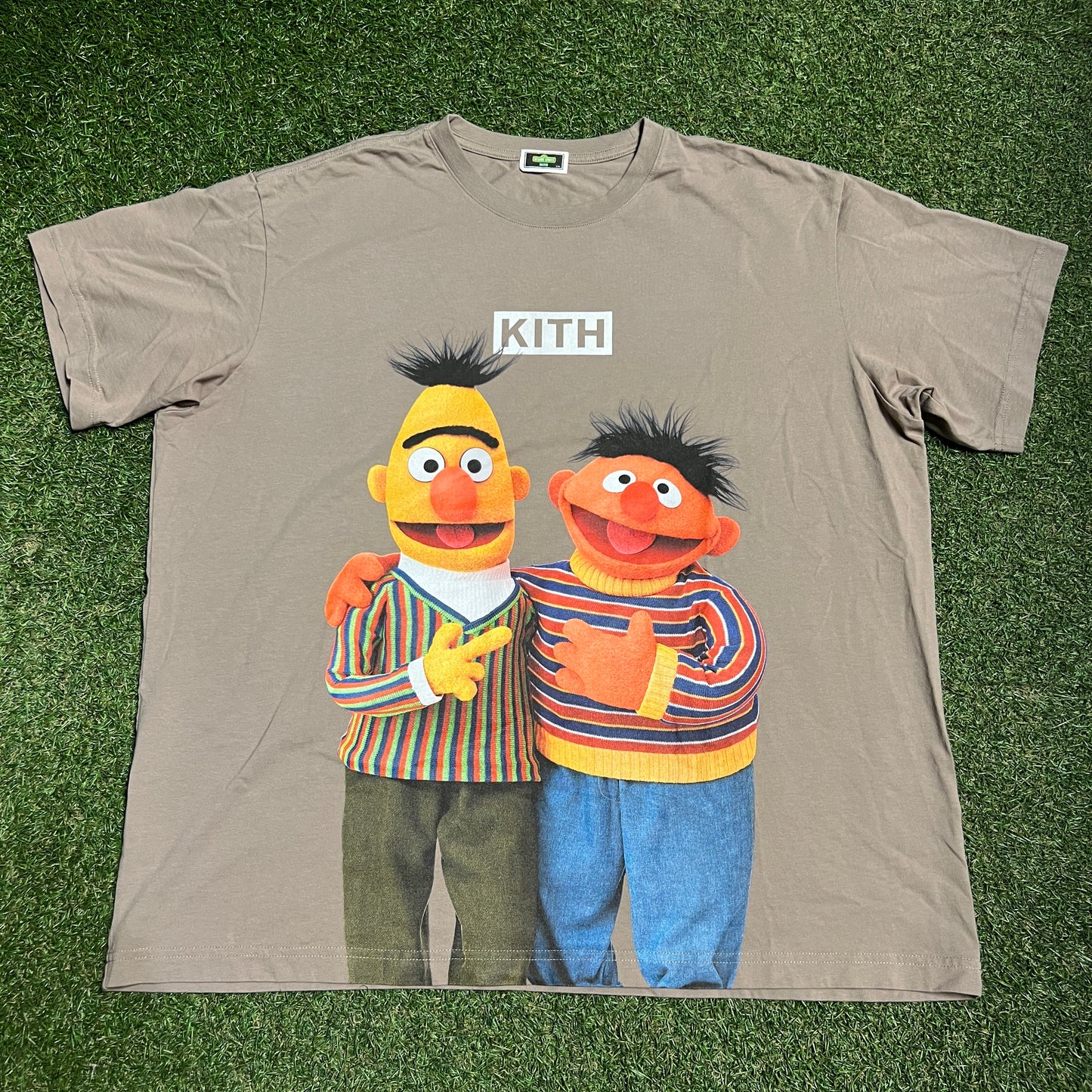 Kith Sesame St Bert Ernie Brown Tee Size XXL USED x13875