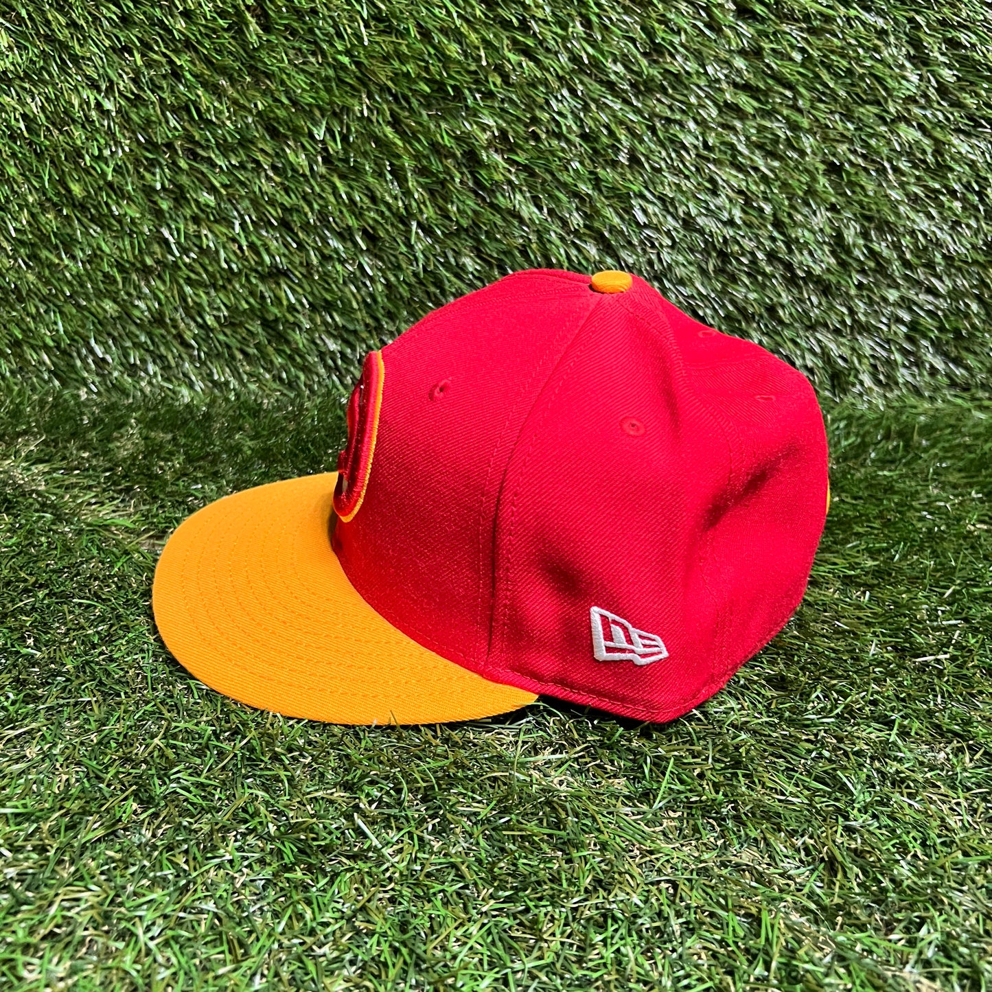 New Era Atlanta Hawks Red/Yellow Logo Red Hat Size 7 1/2 USED v16003