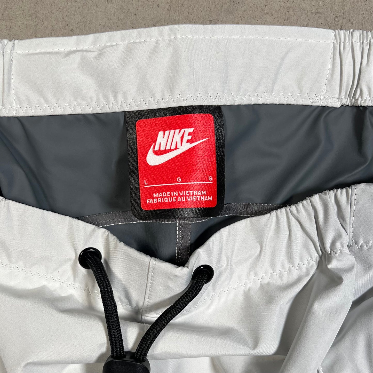 Nike Light Grey w/Zippers Running Shorts Size Large NEW v19569