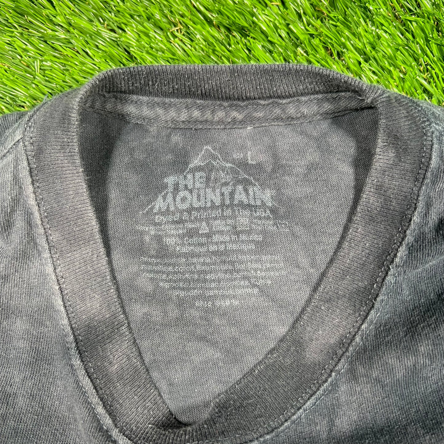 The Mountain "Underwater Dogs" Size Large USED v17070