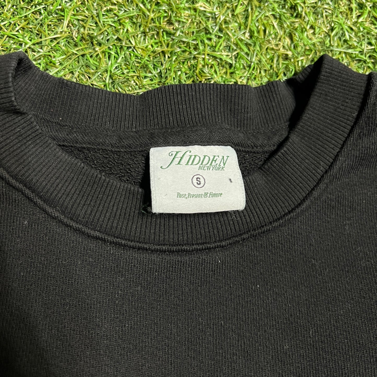 Hidden HY Magazine for Enthusiasts Black Crewneck Size Small USED x13495