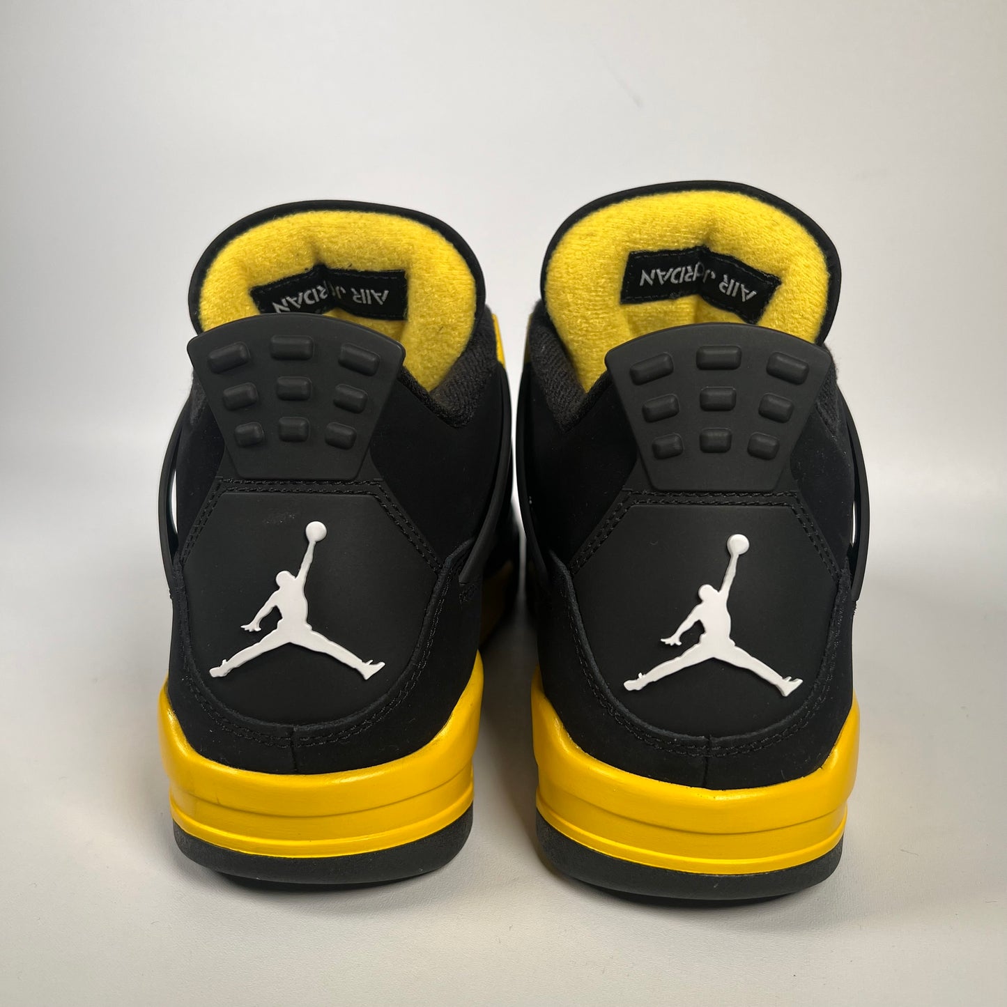 Jordan 4 Thunder (2023) Size 9 USED s17955