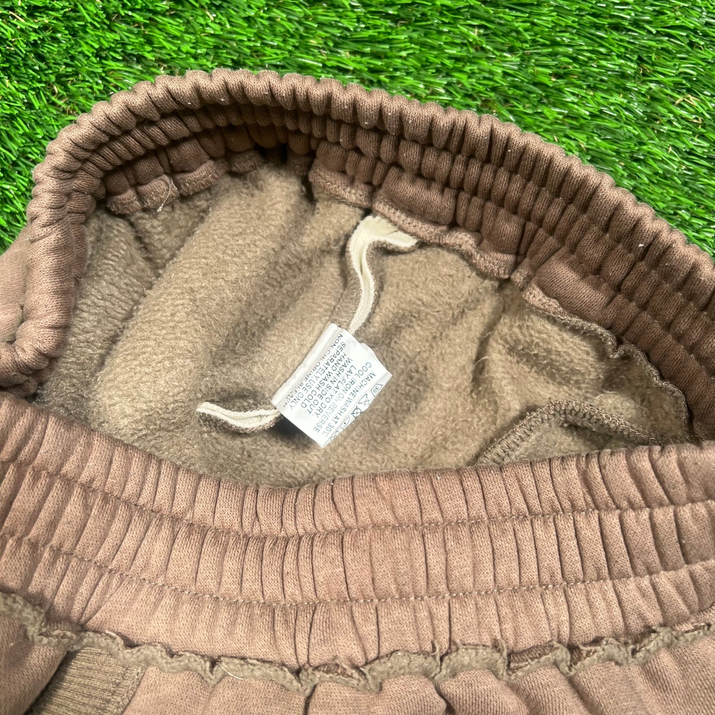 GV Gallery Raspberry Hills Coffeee Lil Leon Sweatpants Size Medium USED x16633