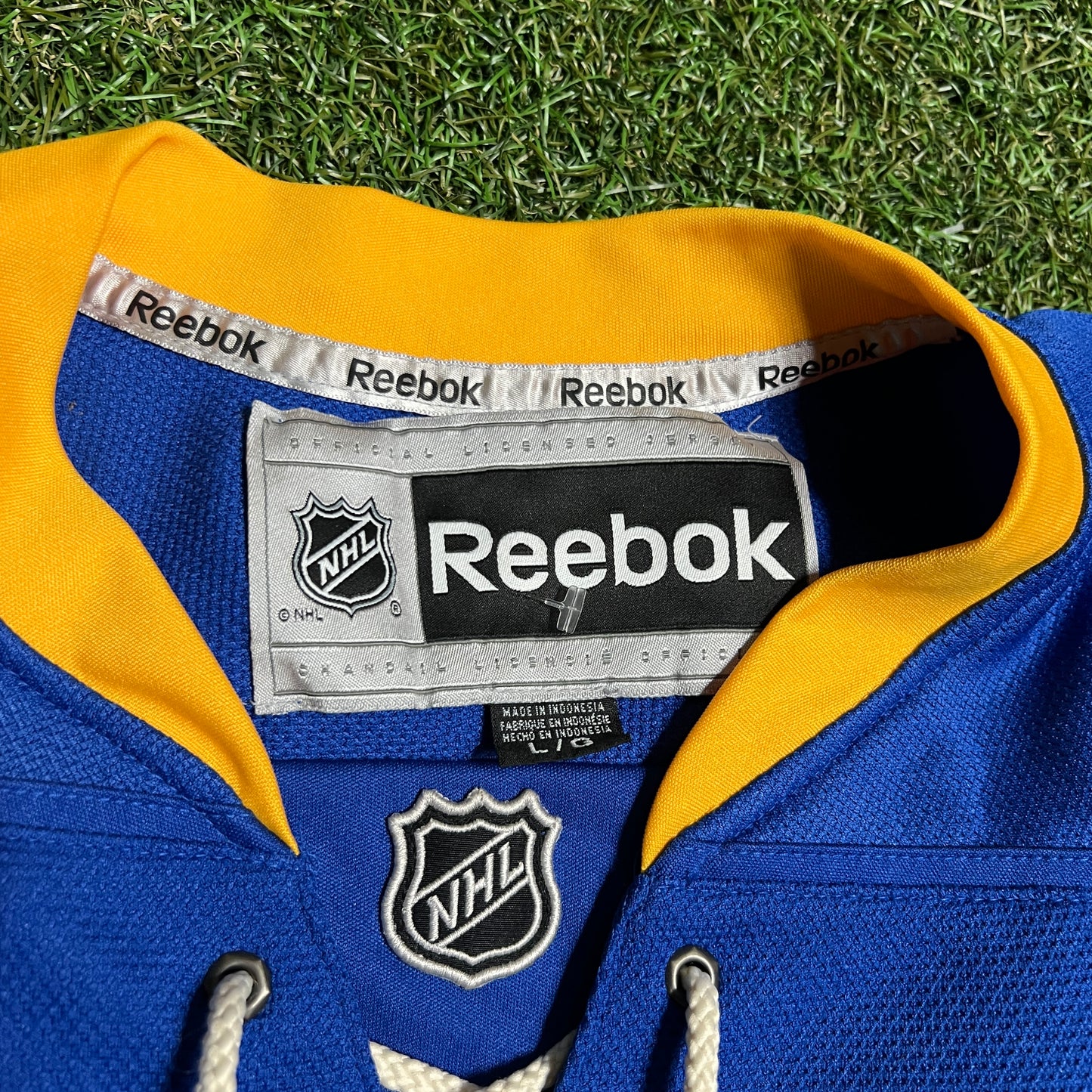 Reebok NHL Buffalo Blue Hockey Jersey Size Large USED v16025