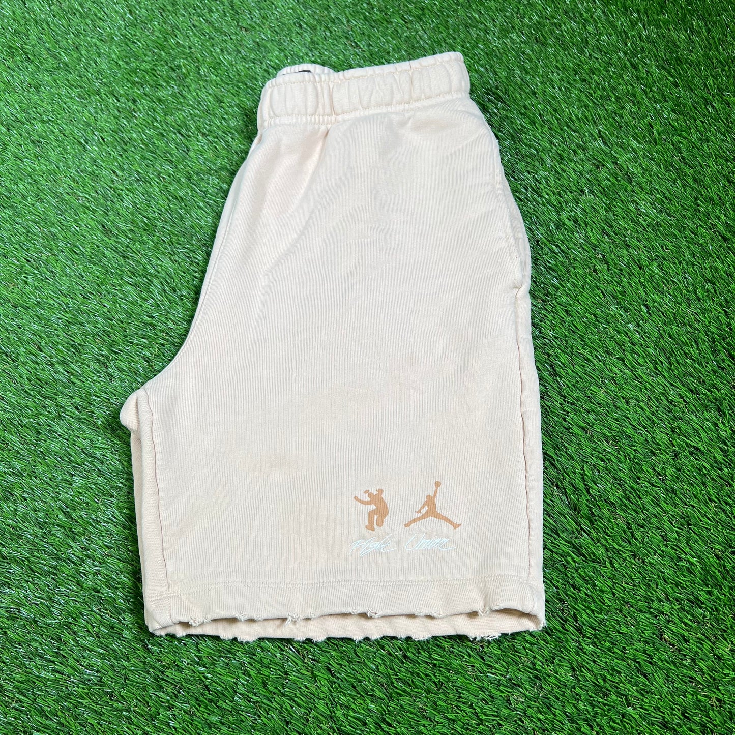 Jordan x Union Cream Sweat Shorts Size Medium USED x14311