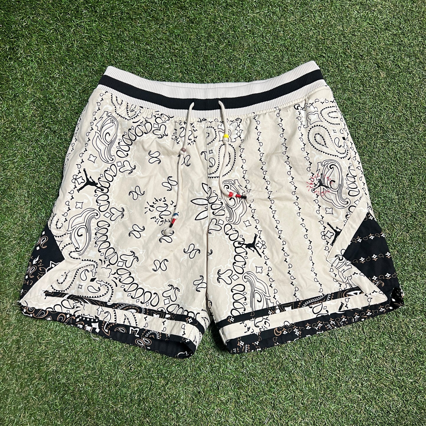 Travis Scott Jordan Paisley Print Cream Shorts Size Medium USED x13631