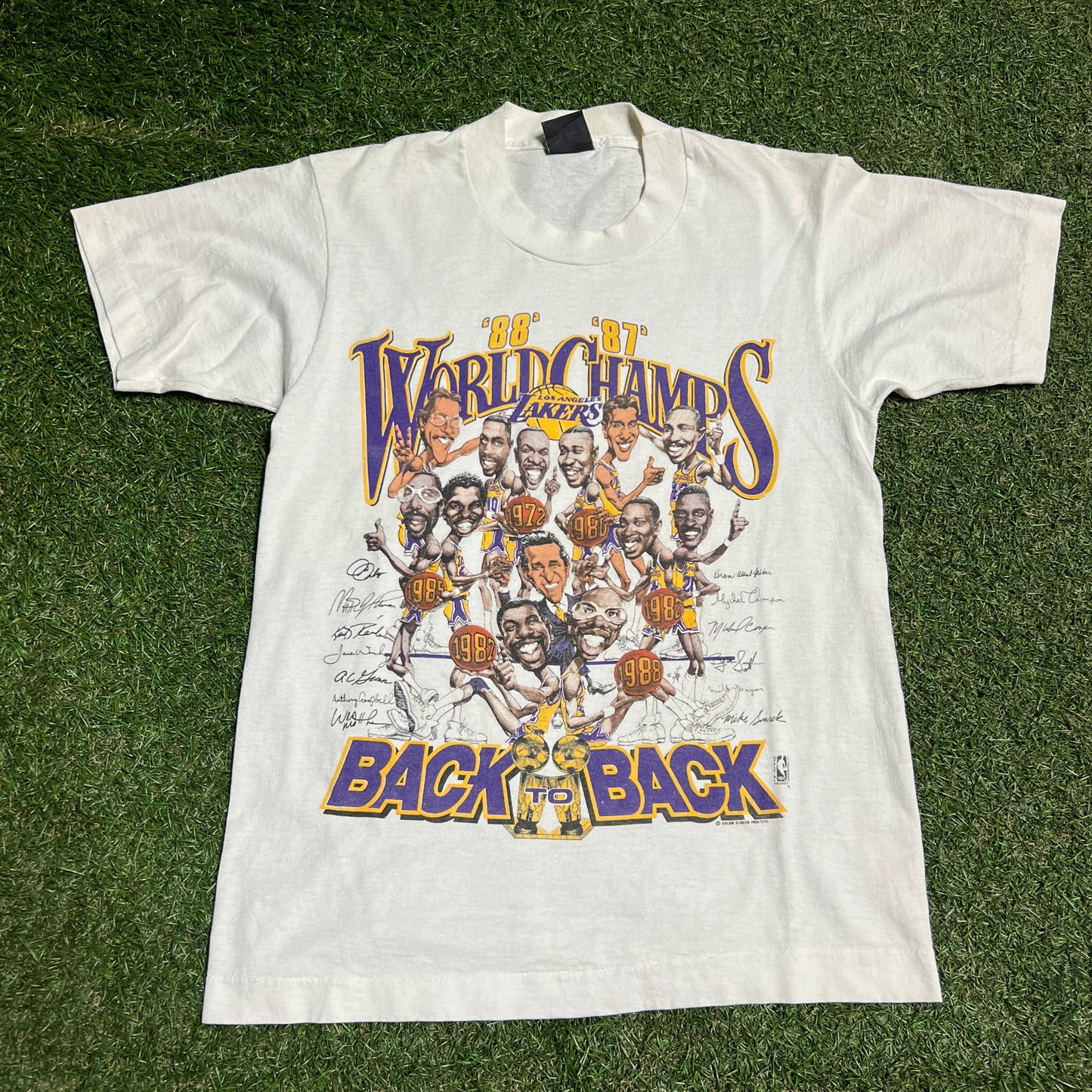 1988 LA Lakers World Champs Back to Back Cartoon White Tee Size Small USED v16369