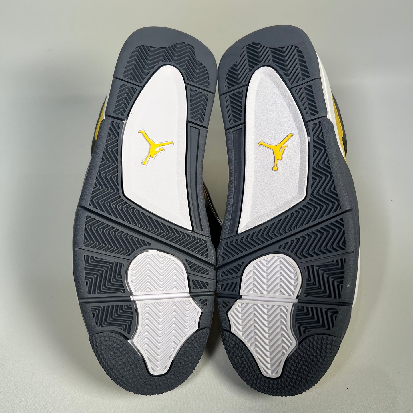 Jordan 4 Lightning (2021) Size 9 NEW s17763