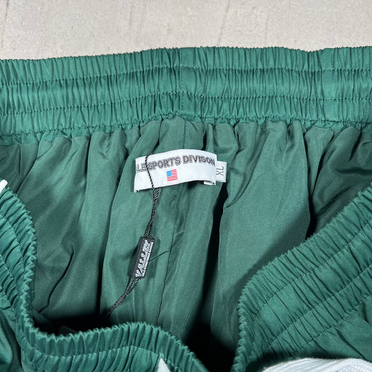 Vale Valley Dreams Green Track Pants SIze XL NEW x18011