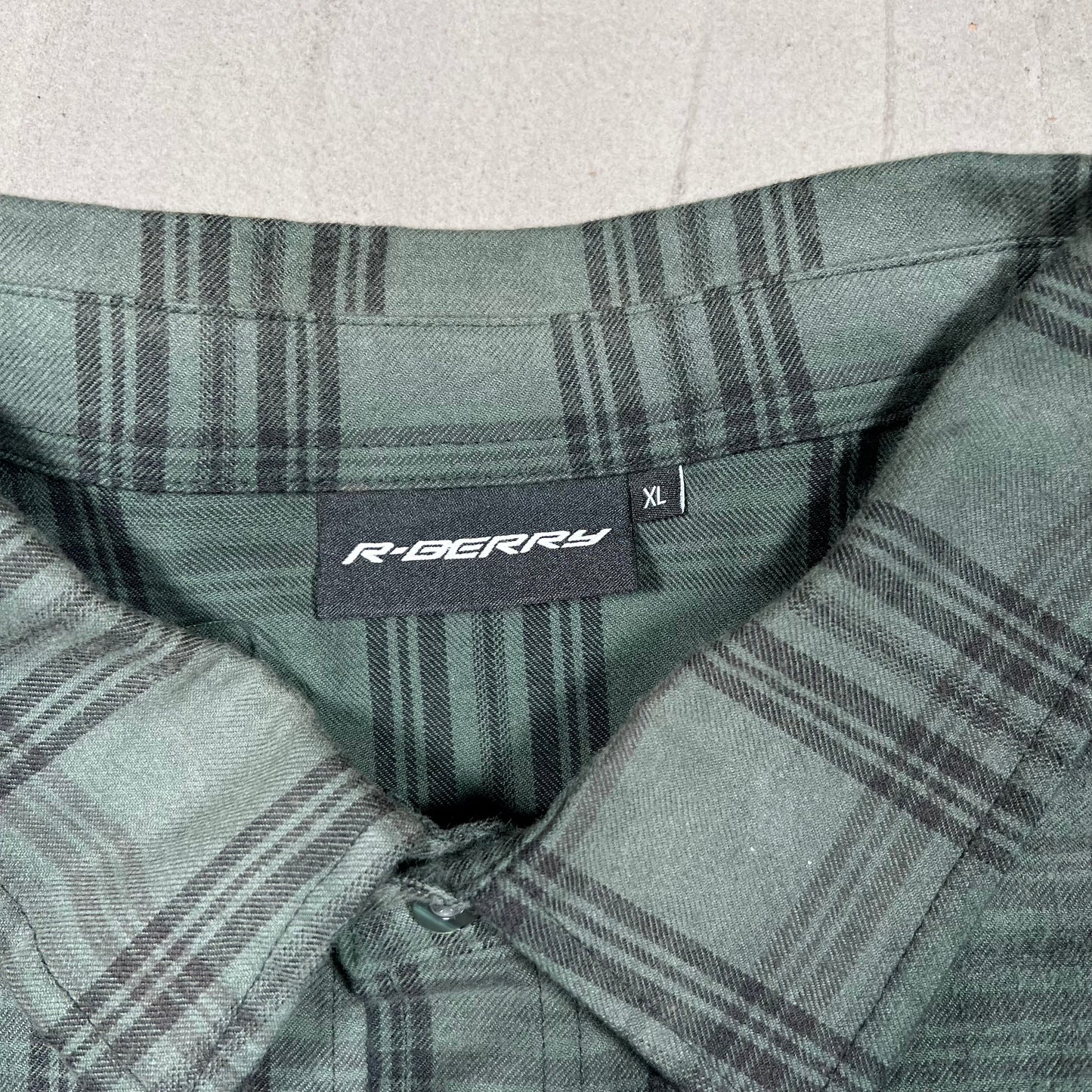 GV Gallery Raspberry Hills Green Plaid Flannel Size XL USED x18015