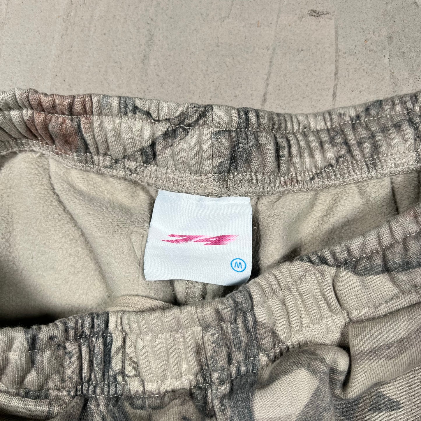 74isWar BGC RealTree Camo Sweatpants Size Medium USED x18040
