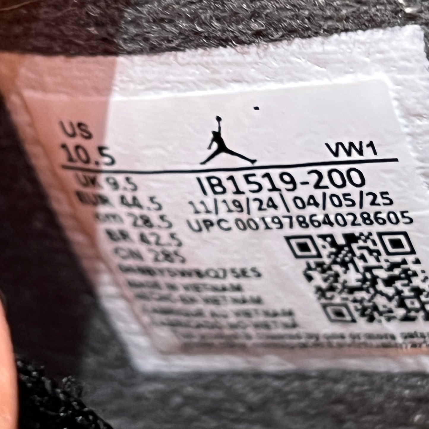 Jordan 4 Undefeated (2025) Size 10.5 USED s22613