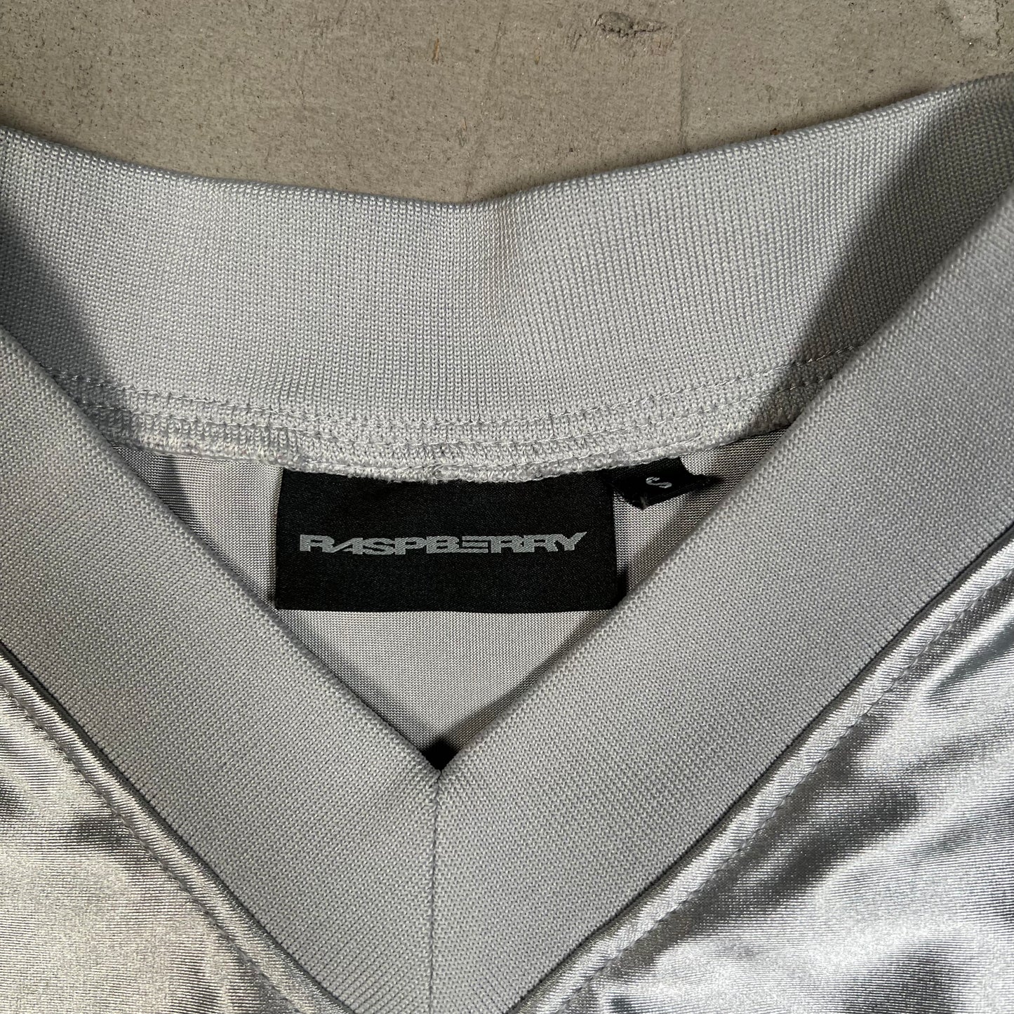 GV Gallery Raspberry Hills Grey "Berry Sport" Jersey Size Small USED x17712