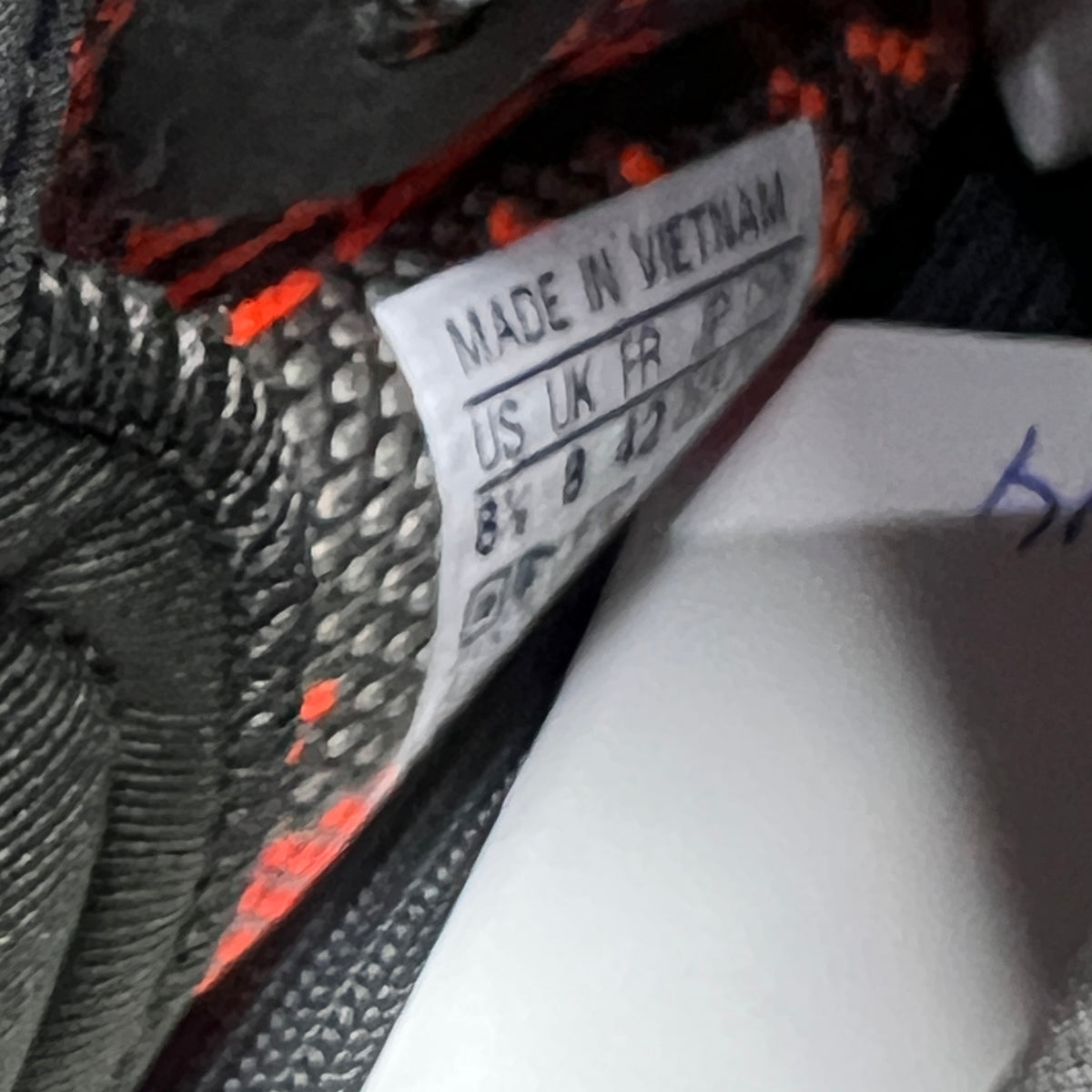 Yeezy 350 Carbon Beluga (2024) Size 8.5 NEW s23244