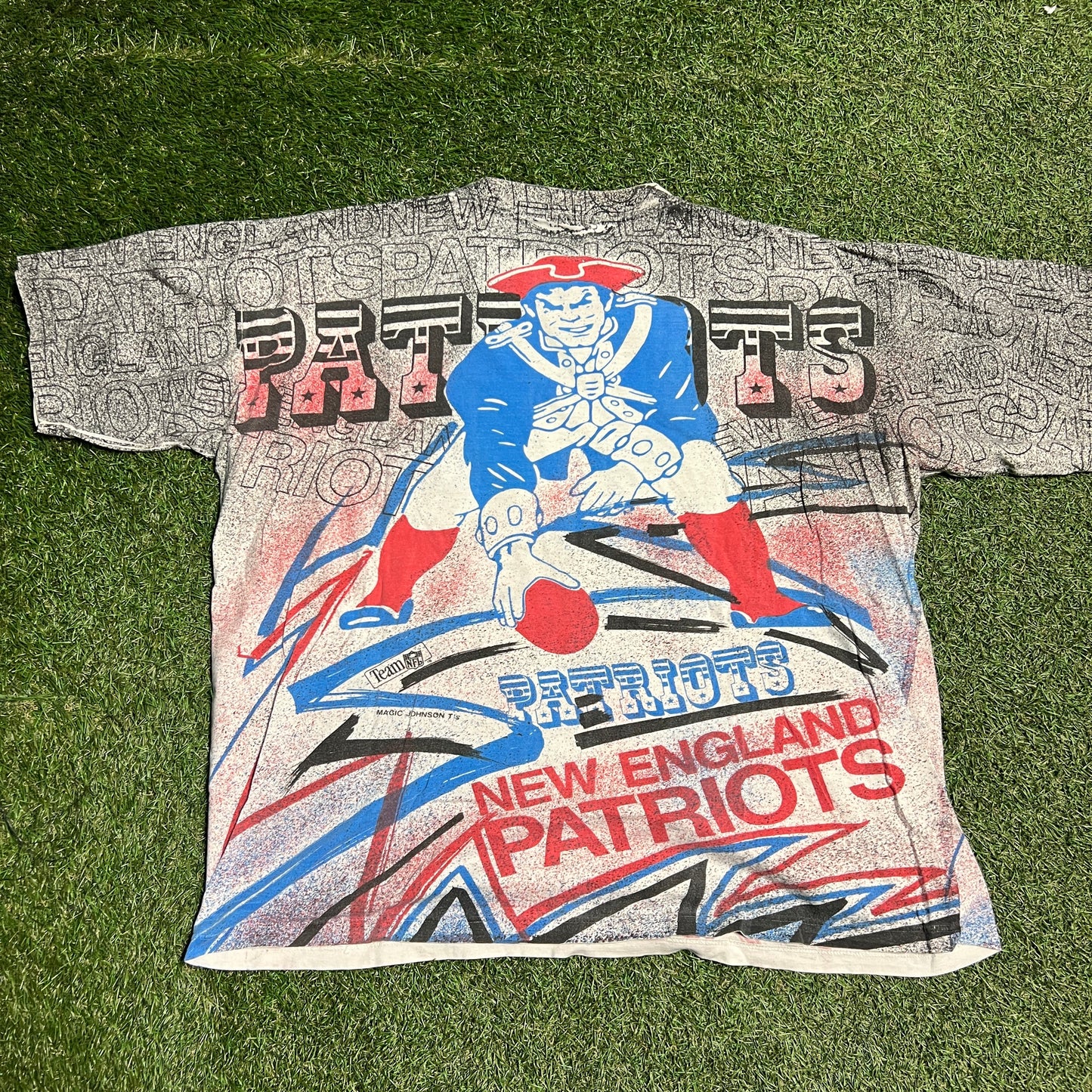 1990s Patriots Magic Johnson Tag Full Print Tee Size XL USED v11088