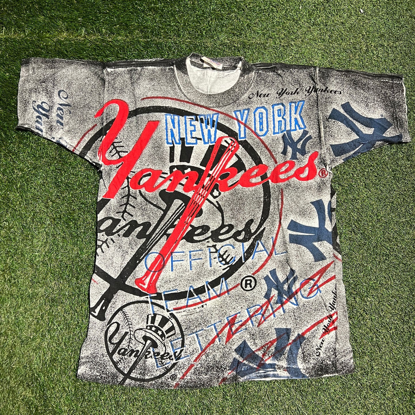 New York Yankees Full Print Favorites Tag Tee Size Large USED v4965