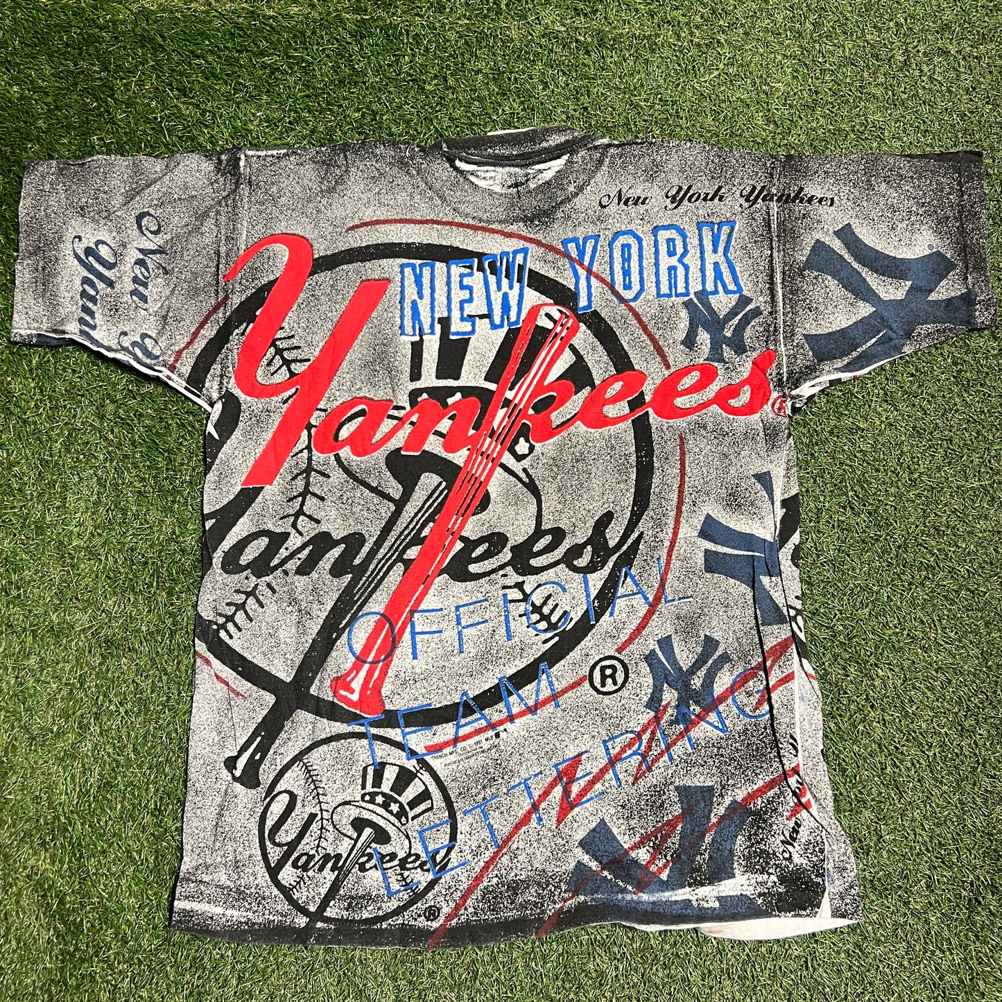 New York Yankees Full Print Favorites Tag Tee Size Large USED v4965