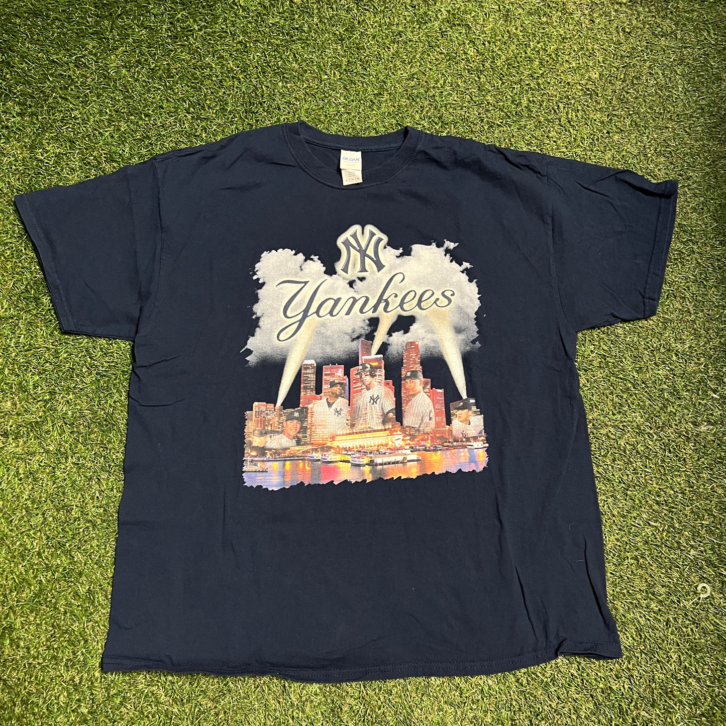 Modern Yankees Players on Buldings Navy Tee Size XL USED v14149