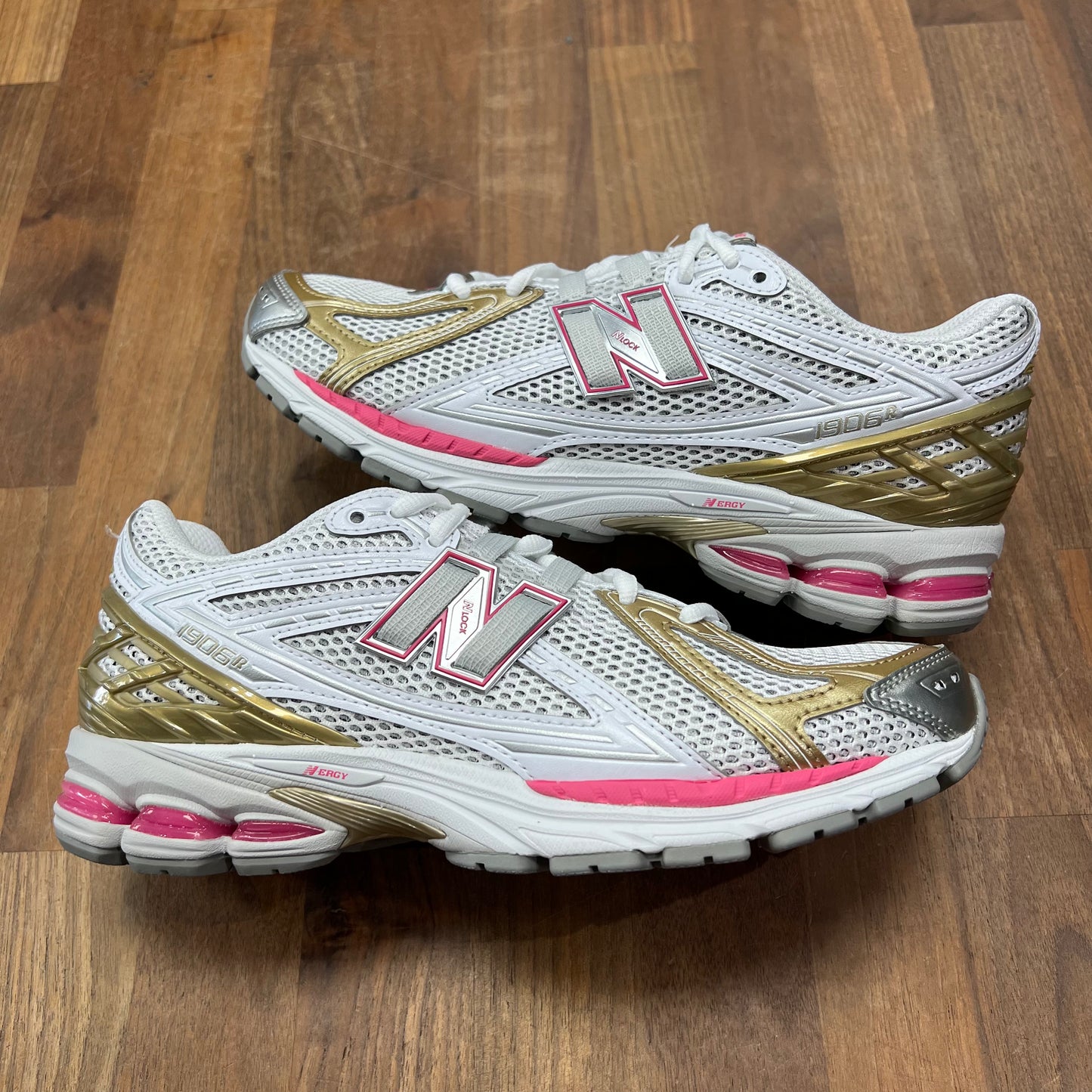 New Balance 1906R Silver Dragon Berry Gold Size 7 NEW S16006
