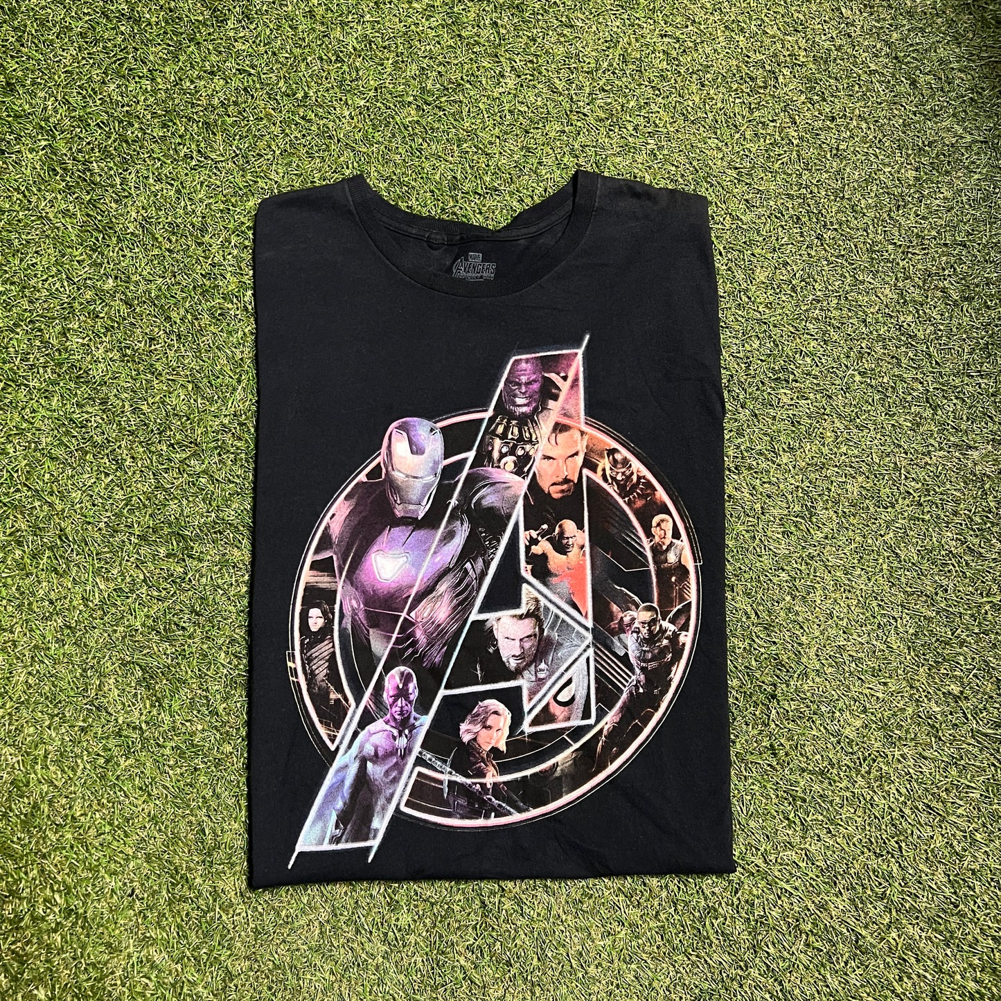 Avengers Logo With Heroes In It Tee Size Large USED V8513