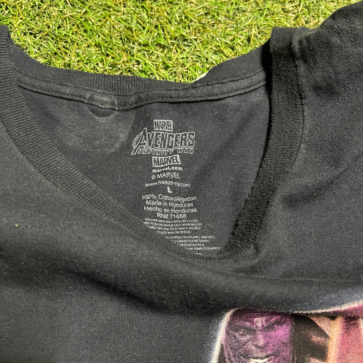 Avengers Logo With Heroes In It Tee Size Large USED V8513