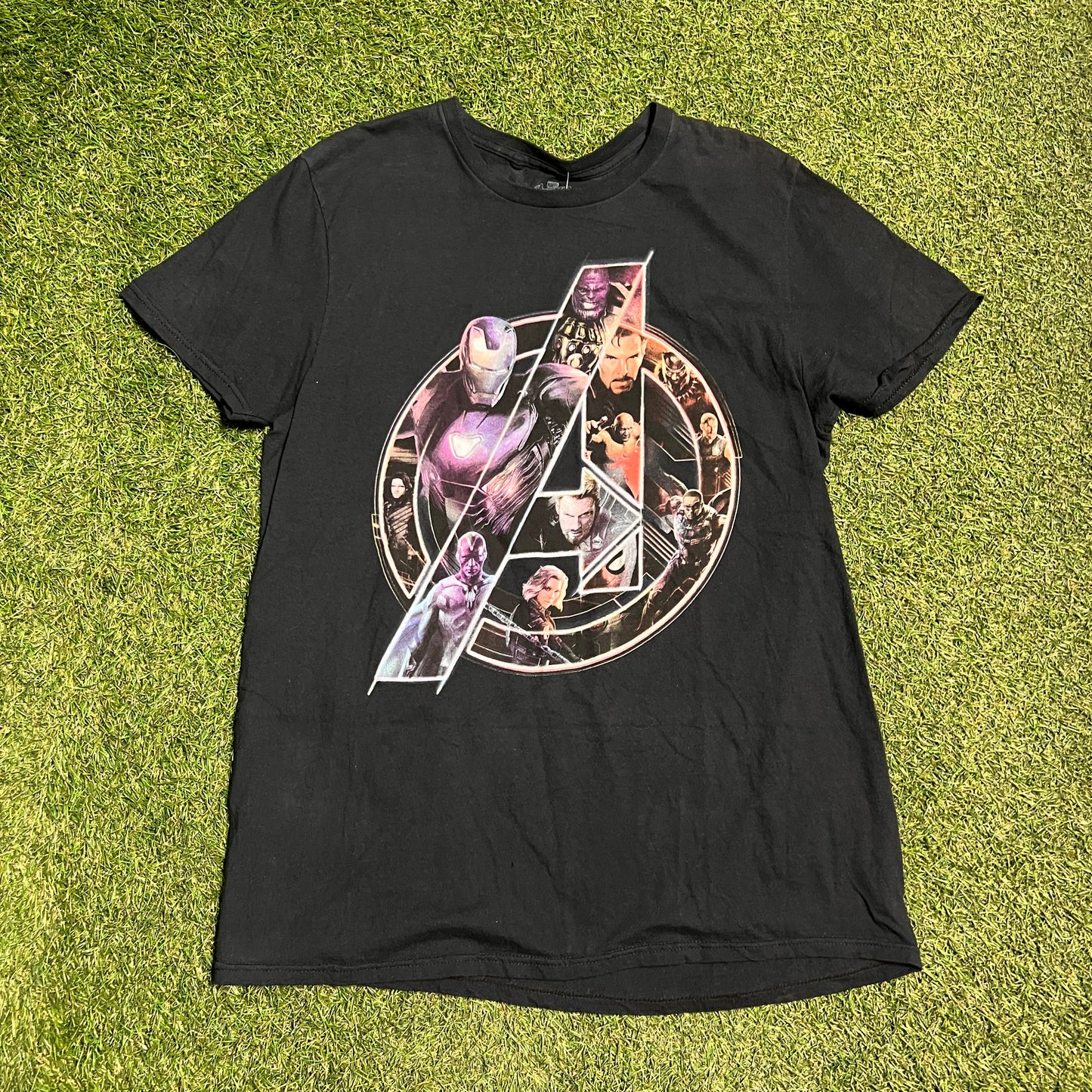 Avengers Logo With Heroes In It Tee Size Large USED V8513