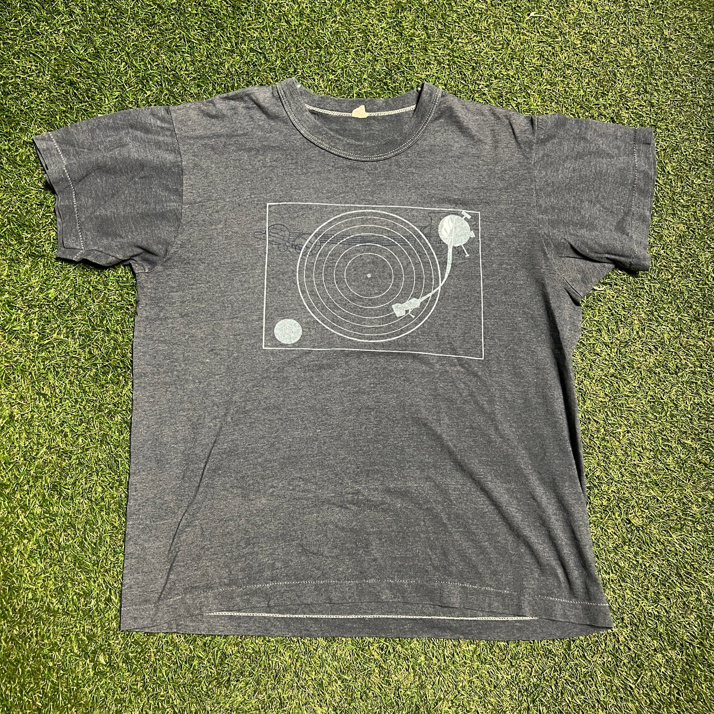 Record Player Tee Size XL USED v8697