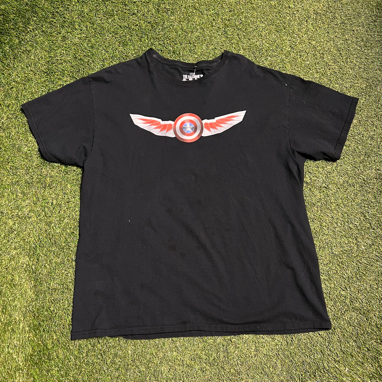 Captain America shield tee Size XL USED