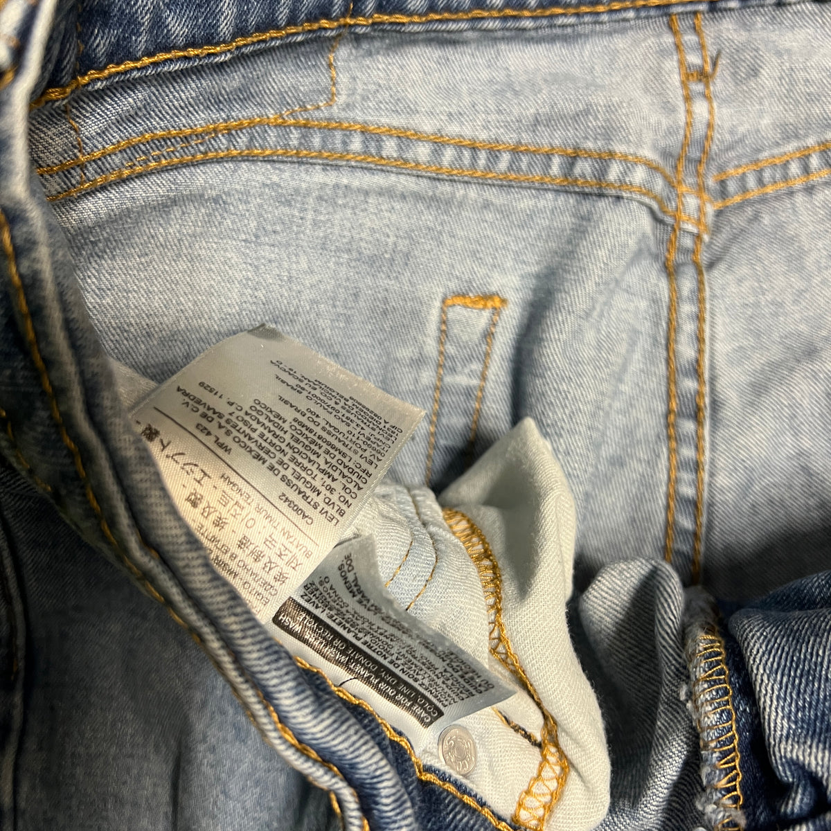 Levis 505 Light Blue Denim Jean Size 36x33 USED v15232