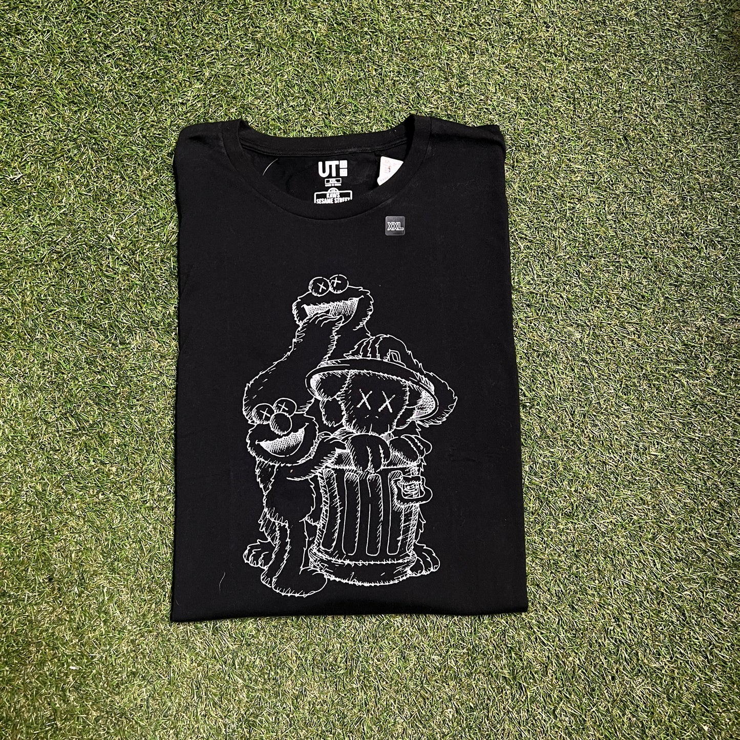 Kaws Sesame ST Uniqlo Outline Trash Can Picture Black Tee Size XXL NEW x9183
