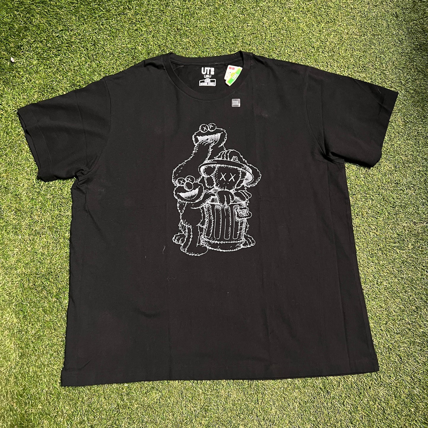 Kaws Uniqlo Family Outline Picture Black Tee Size XXL NEW x9499