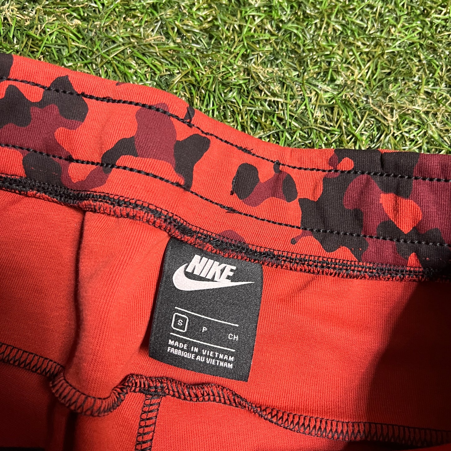 Nike Tech Fleece Red Camo Pants Size Small USED v15268