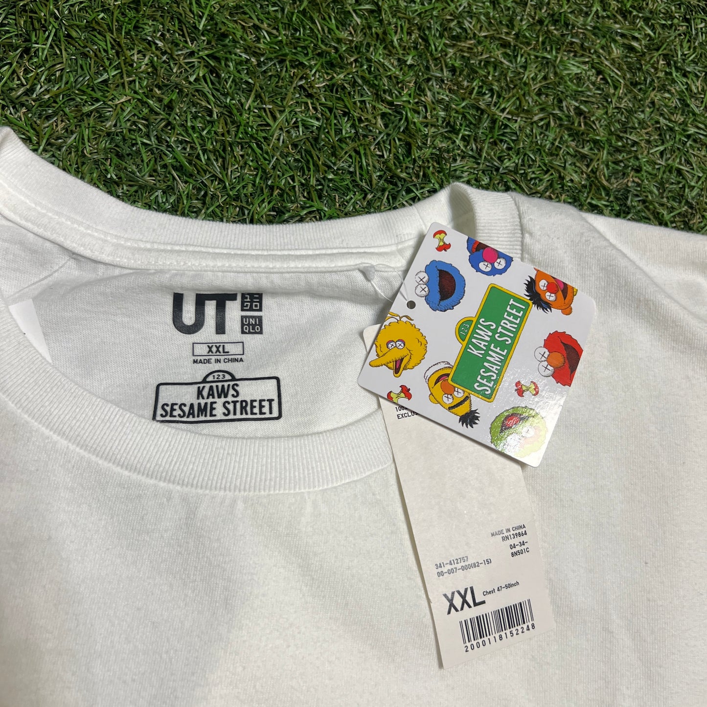 Kaws Uniqlo Elmo and Blue Figure White Tee Size XXL NEW x9500
