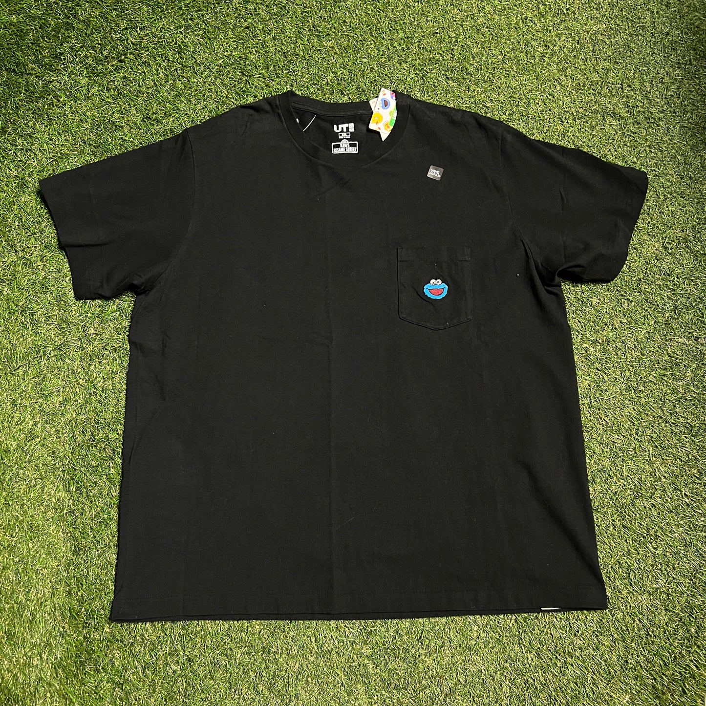 Kaws Sesame ST Uniqlo Cookie Monster Pocket Black Tee Size XXL NEW x9512
