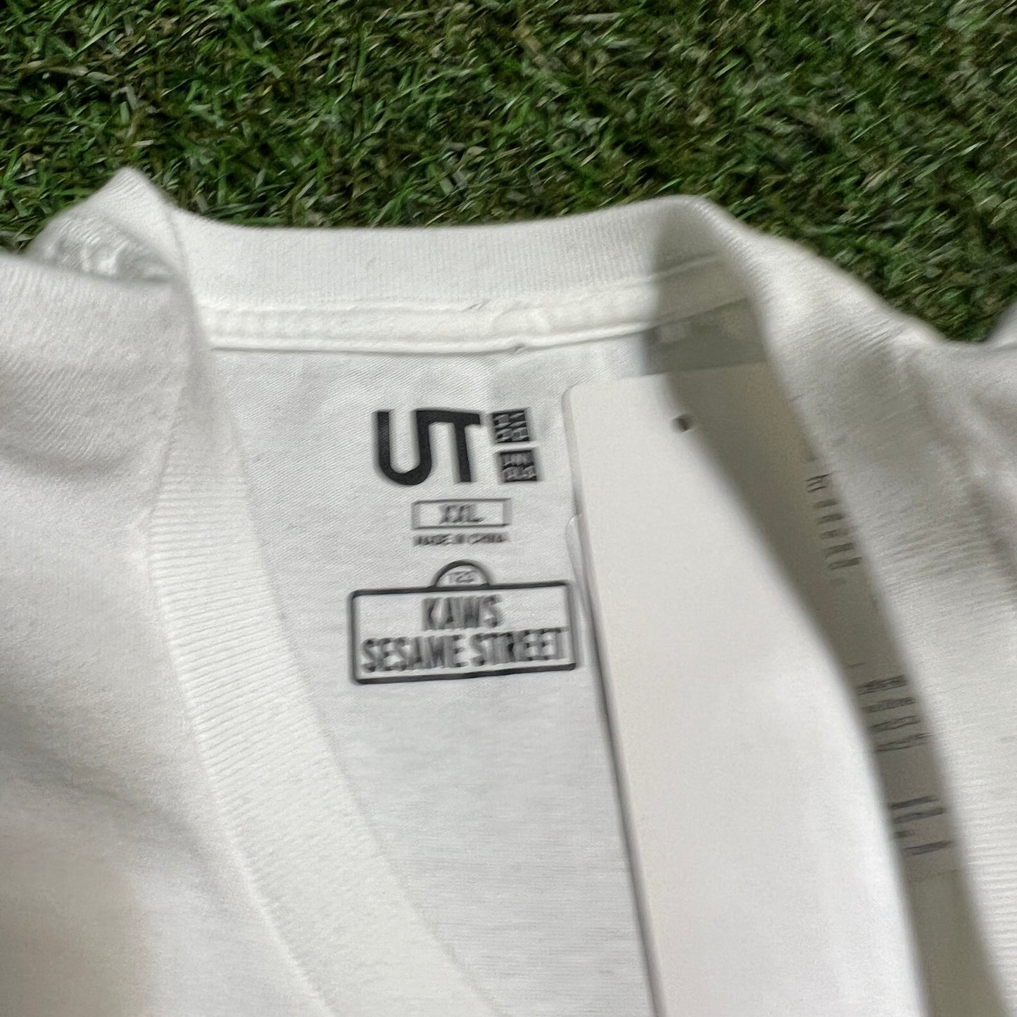 Kaws Uniqlo Family Outline Picture White Tee Size XXL NEW x9498