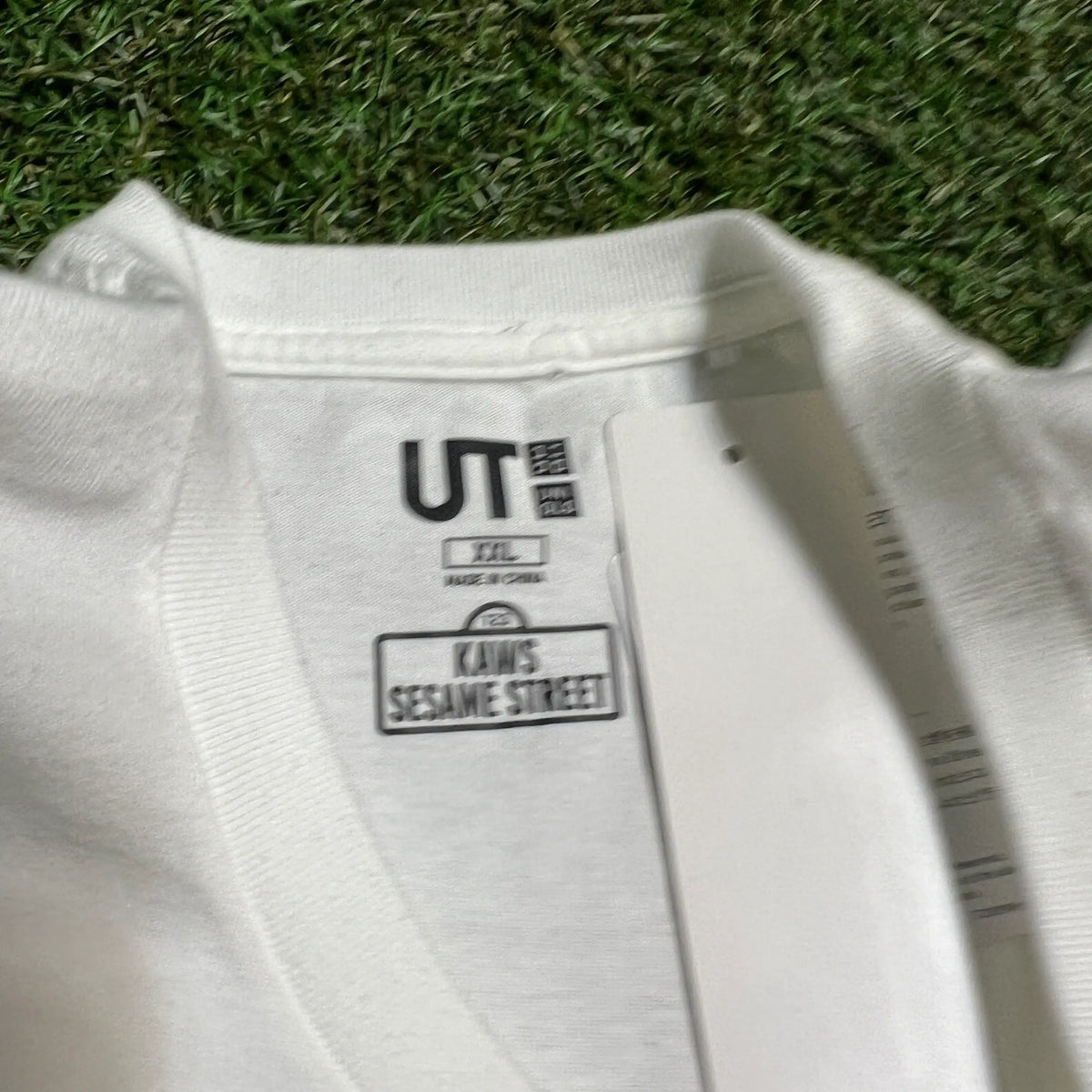 Kaws Uniqlo Family Outline Picture White Tee Size XXL NEW x9498