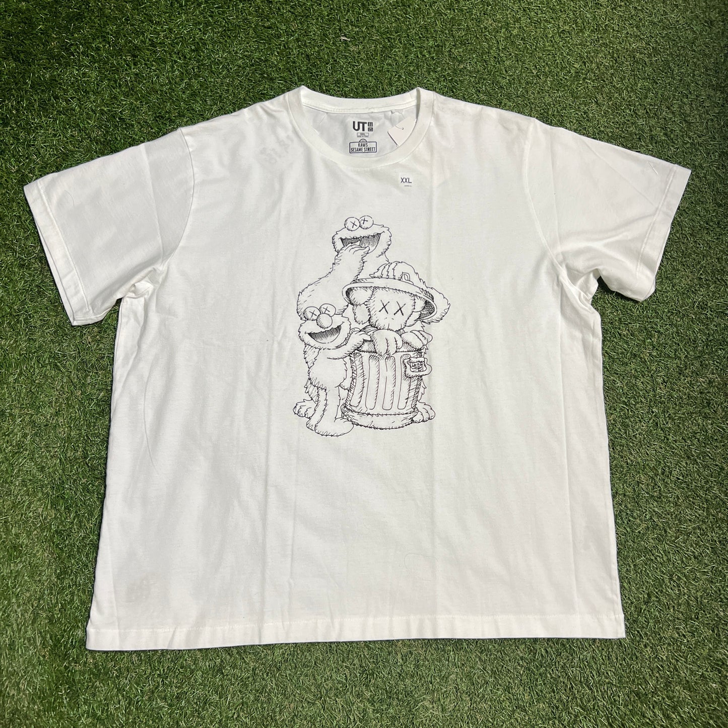 Kaws Uniqlo Family Outline Picture White Tee Size XXL NEW x9498