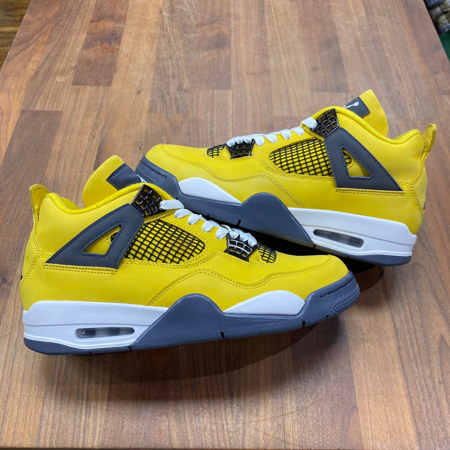 Jordan 4 Lightning 2021 Size 9 USED s15306
