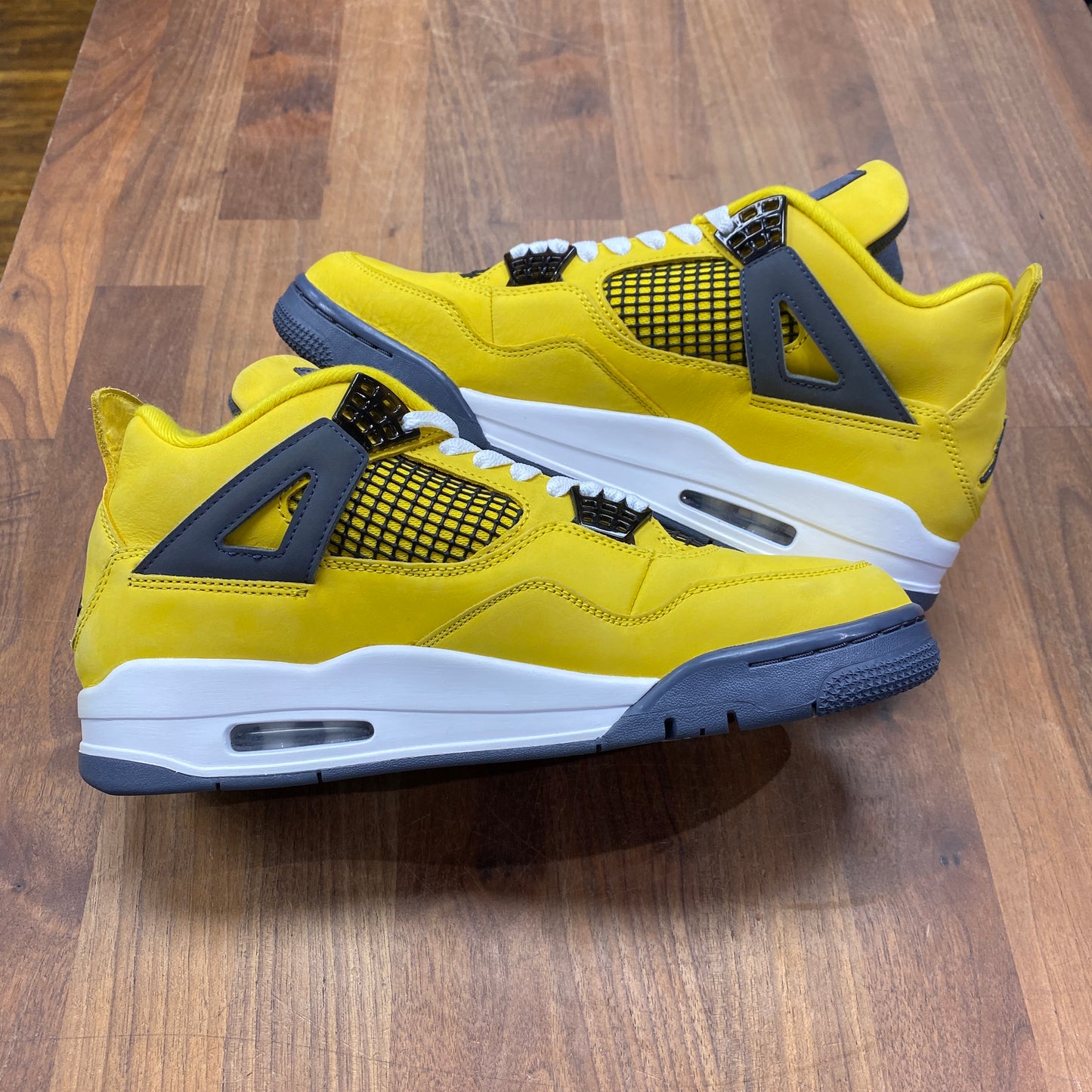 Jordan 4 Lightning 2021 Size 9 USED s15306