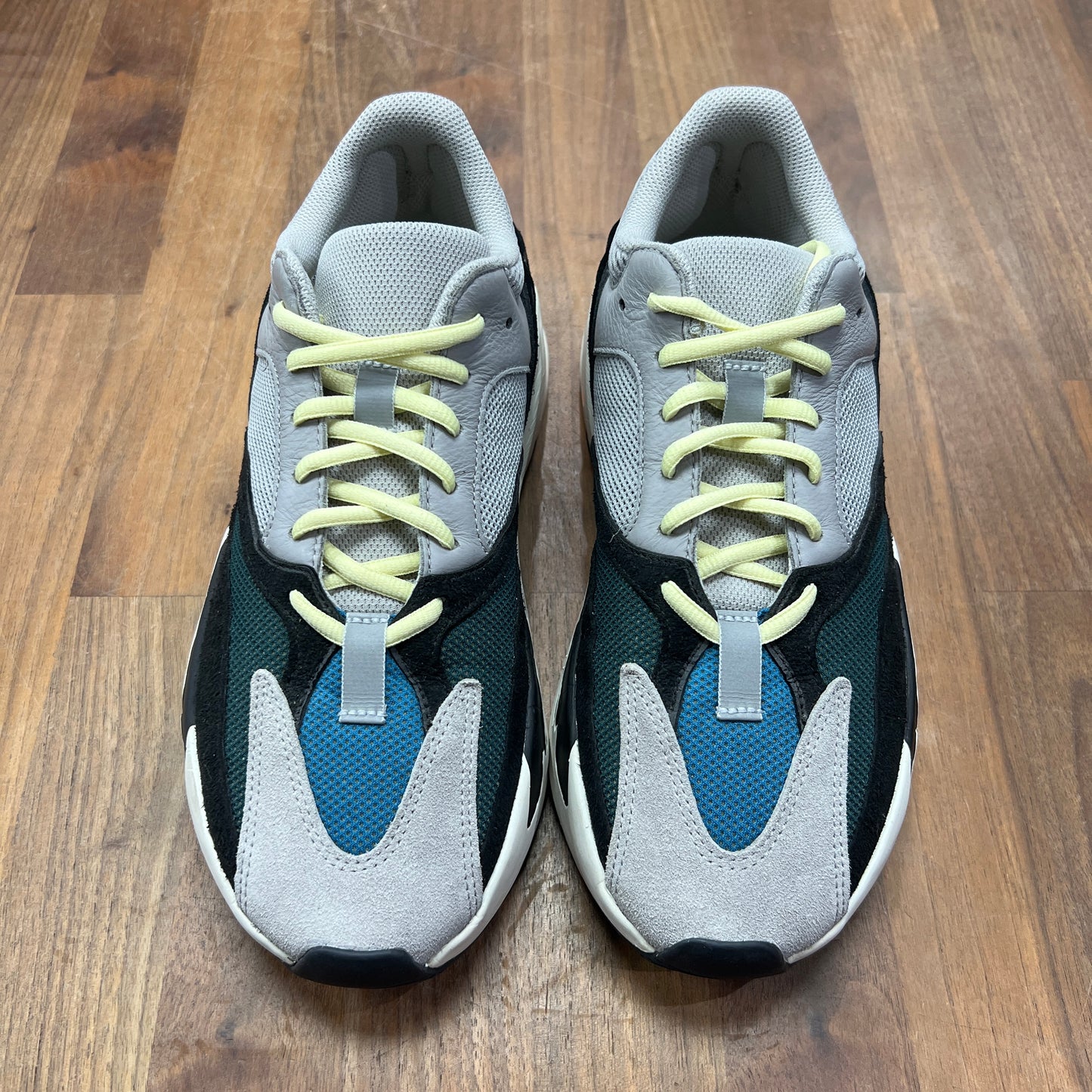 Yeezy 700 Waverunner Size 9 USED s15667